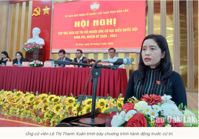 TS. Lê Thị Thanh Xuân, Giám đốc Sở Giáo dục và Đào tạo tỉnh Đắk Lắk, là một trong các ứng cử viên đại biểu Quốc hội khóa XVI thuộc Đơn vị bầu cử số 3, tham gia hội nghị tiếp xúc cử tri tại phường Ea K