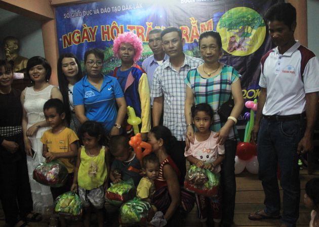 Sở Giáo dục và Đào tạo thăm và tặng 190 suất quà trung thu tại Buôn kết nghĩa Knia 3