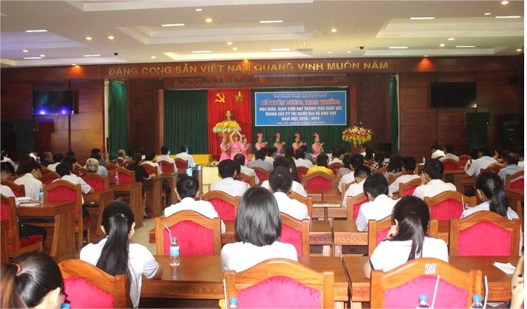 Tuyên dương, khen thưởng học sinh, giáo viên đạt thành tích xuất sắc trong các kỳ thi quốc gia và khu vực năm học 2018-2019