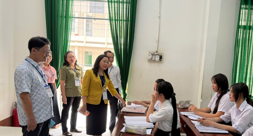 Giám đốc Sở GDĐT Đắk Lắk kiểm tra các Điểm tổ chức thi Tốt nghiệp THPT, động viên thí sinh trước giờ G