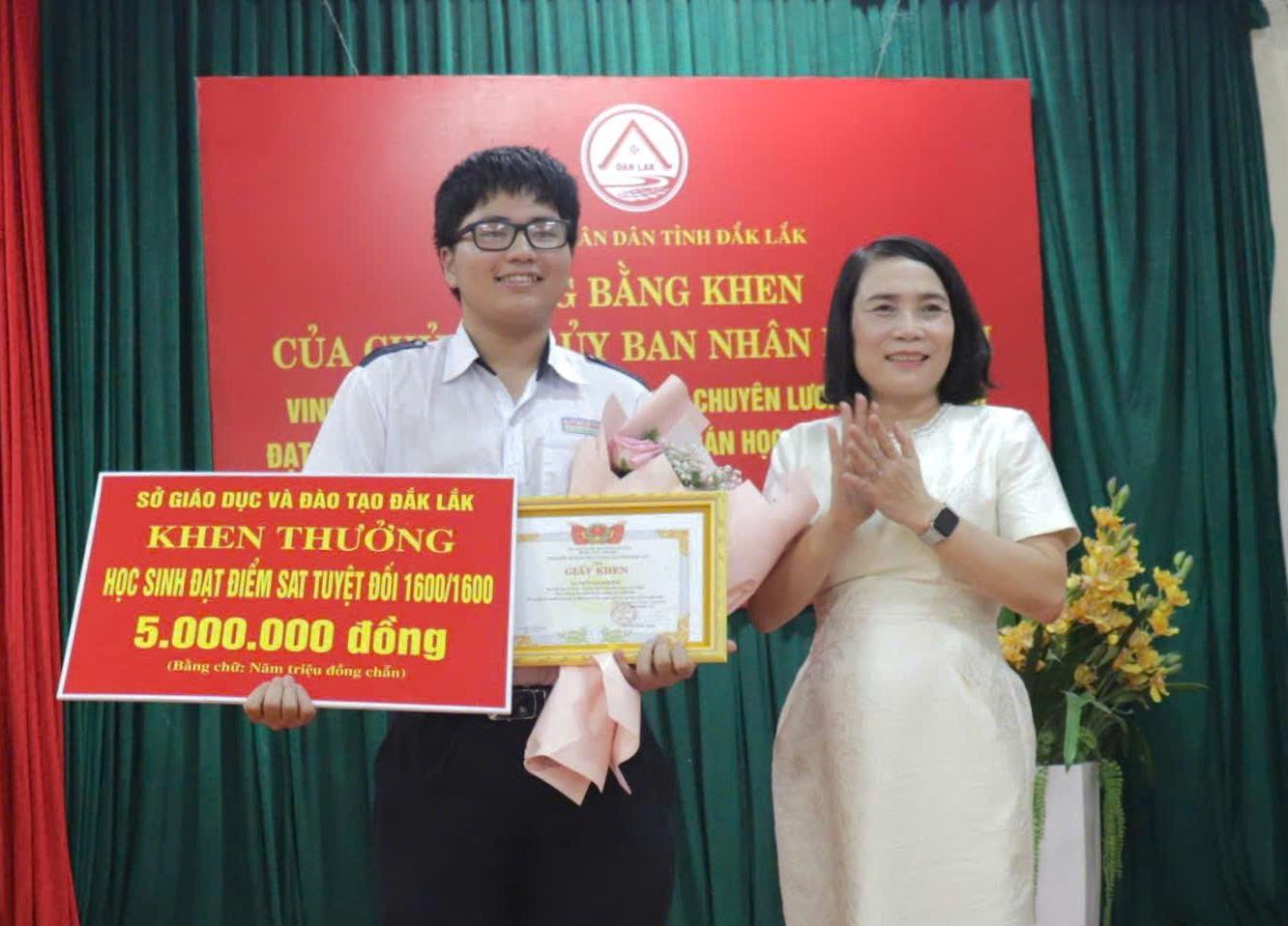 Khen thưởng 4 học sinh giành giải Nhất Kỳ thi Mô hình hóa Toán học Việt Nam năm 2026