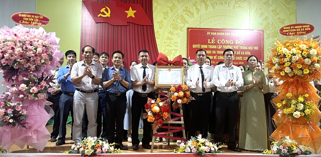 Công bố Quyết định thành lập và Bổ nhiệm lãnh đạo quản lý trường Phổ thông nội trú tiểu học và trung học cơ sở Ea Rốk