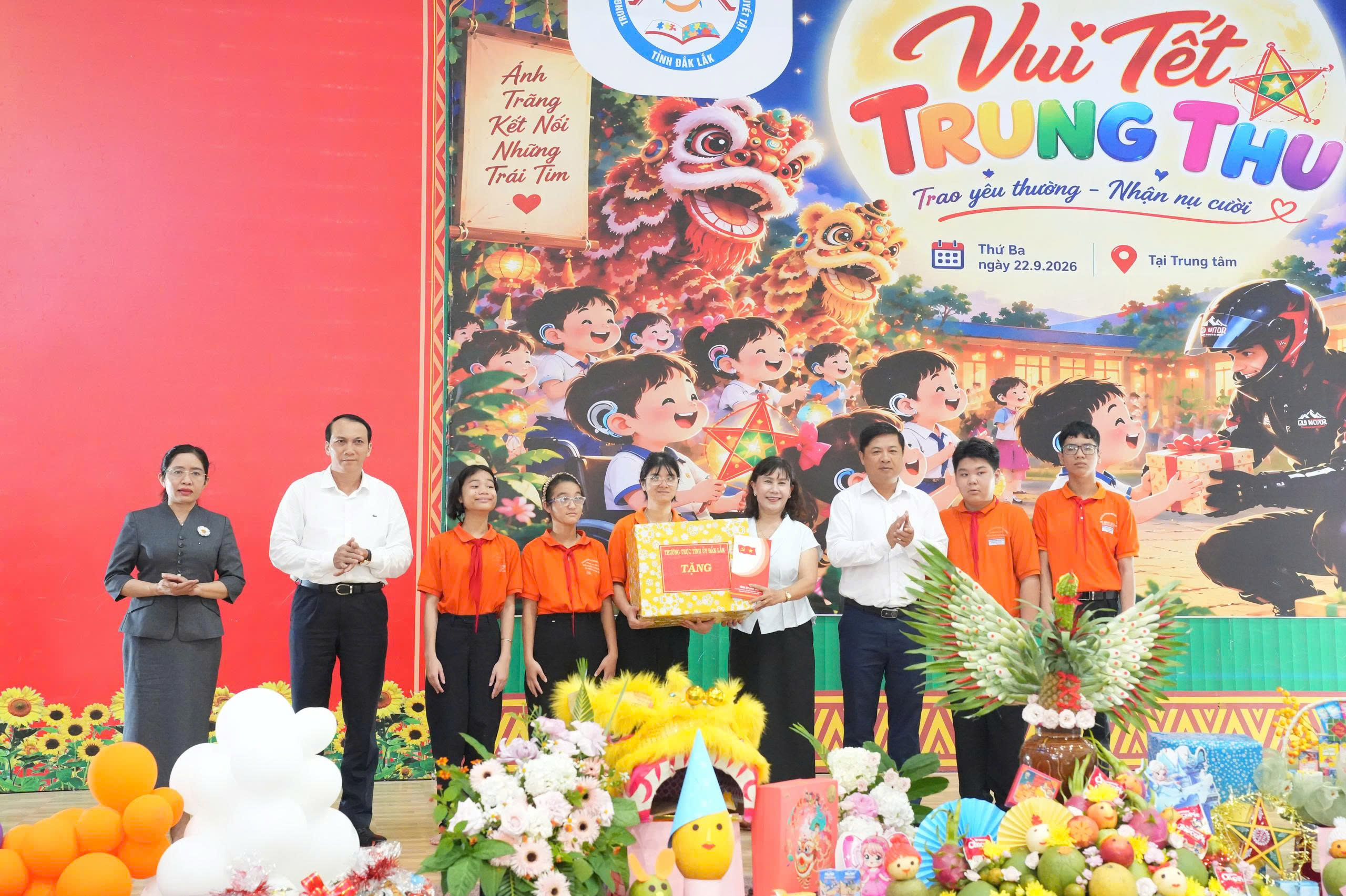 Bí thư Tỉnh ủy Lương Nguyễn Minh Triết thăm, động viên và tặng quà Trung thu tại Trung tâm Hỗ trợ phát triển Giáo dục hòa hòa nhập trẻ khuyết tật tỉnh Đắk Lắk