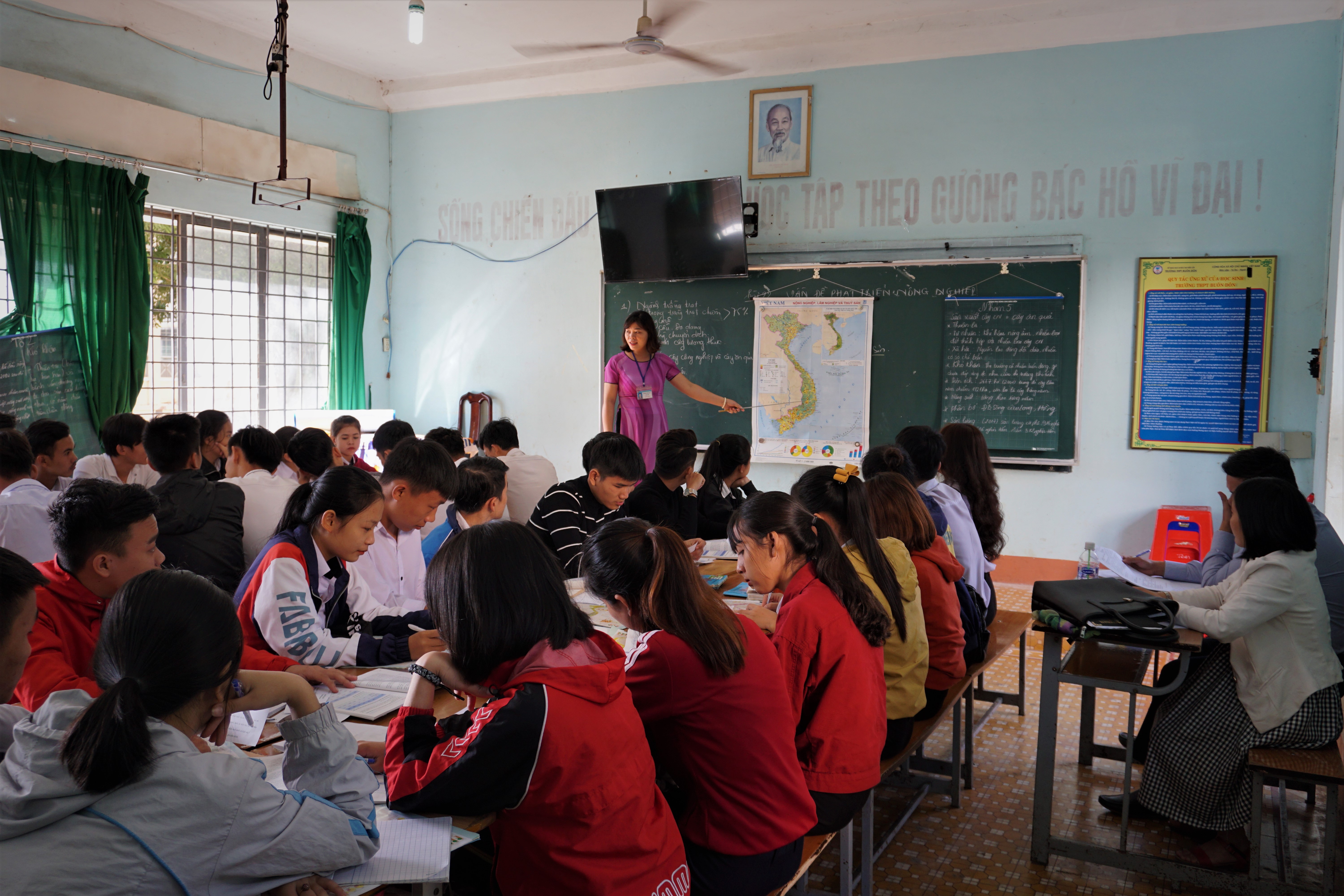 Thầy cô nên nhìn lại mình, đã bao lâu rồi không cười với học sinh?