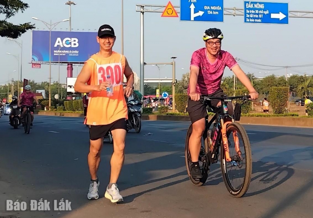  Vân động viên chạy giải chạy Việt dã “Khỏe để lao động, học tập”. 