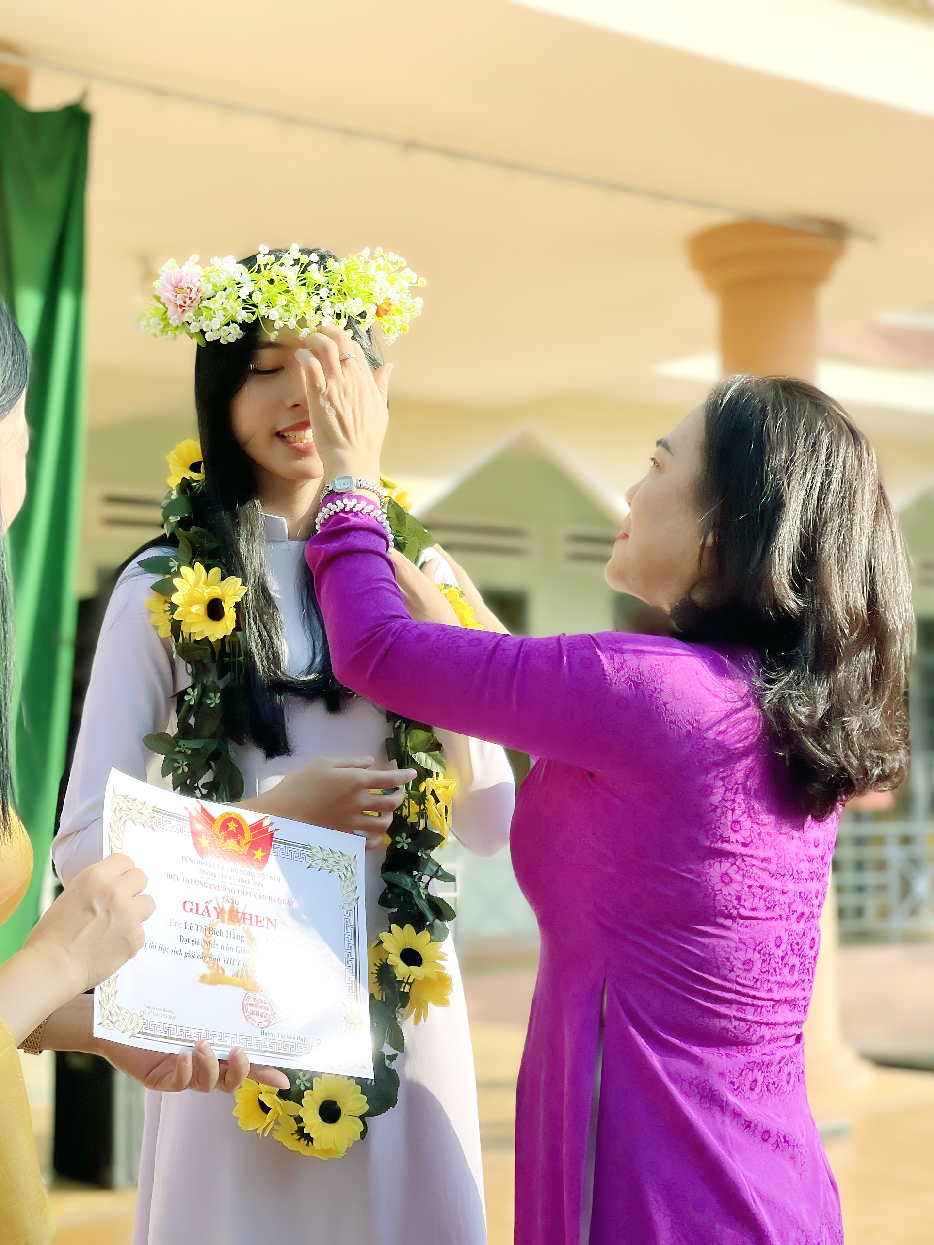 Lễ vinh danh giáo viên và học sinh đạt thành tích tại kỳ thi Học sinh giỏi văn hóa cấp tỉnh năm 2024.