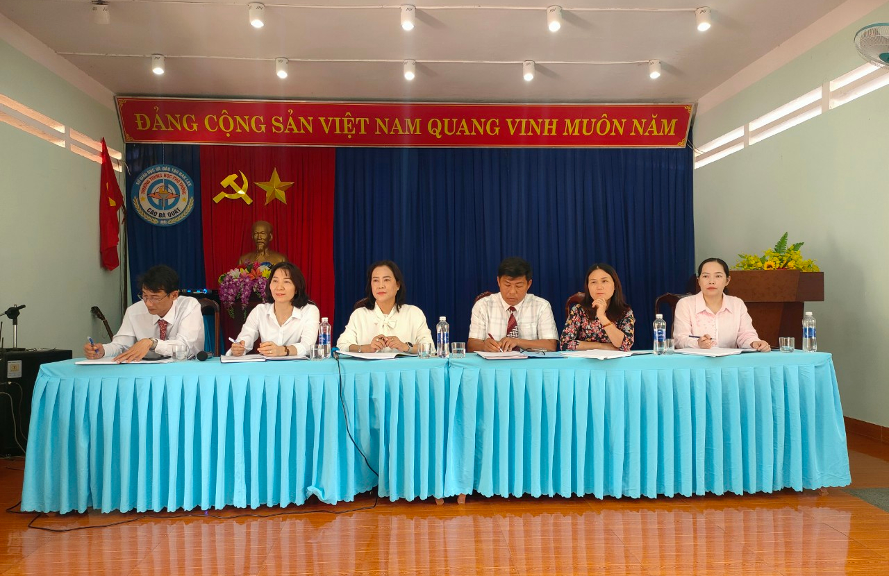 Ban giám hiệu trường THPT Cao Bá Quát gặp mặt Phụ huynh và học sinh các lớp khối 12 đầu năm học 2023-2024