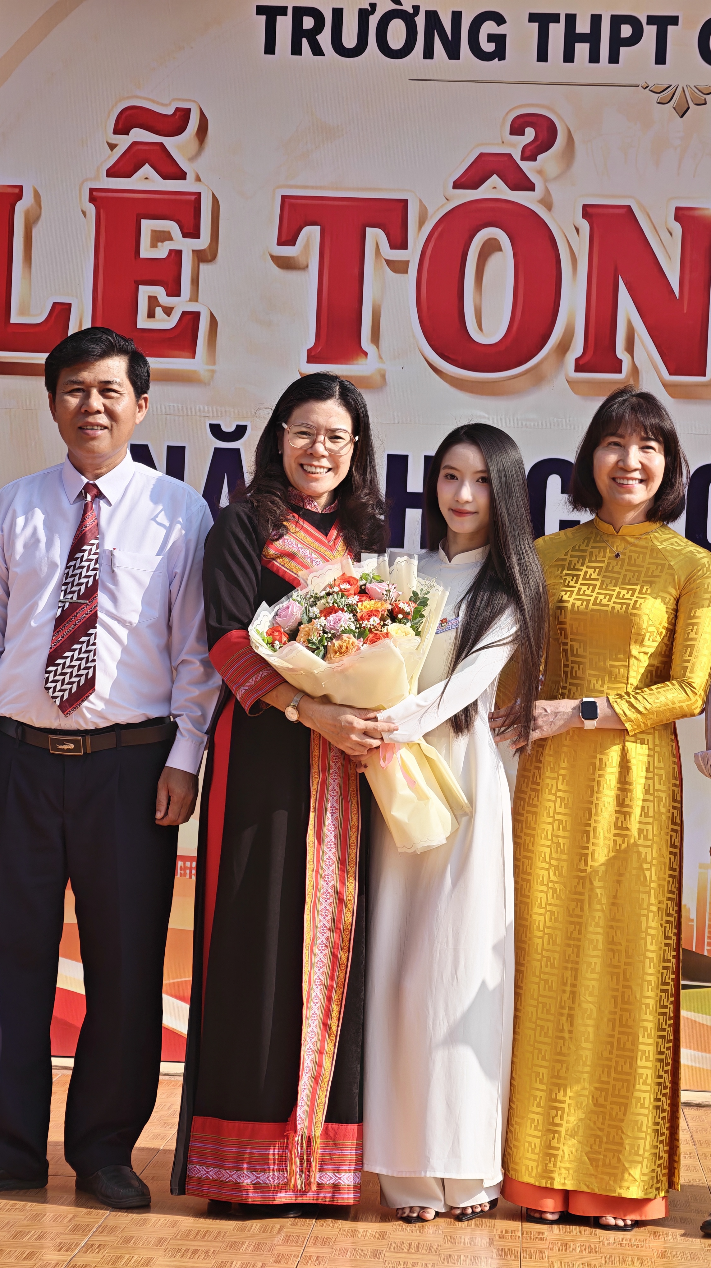 RỰC RỠ SẮC MÀU CẢM XÚC TRONG LỄ TỔNG KẾT NĂM HỌC 2025 - 2026 VÀ LỄ TRI ÂN, TRƯỞNG THÀNH HỌC SINH KHỐI 12 NIÊN KHÓA 2023 - 2026