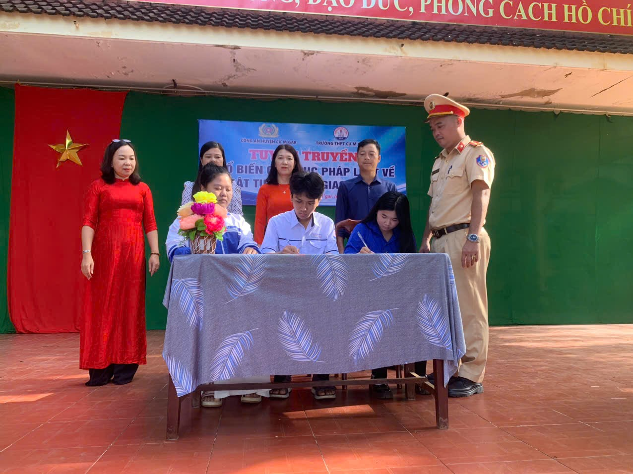 TRƯỜNG THPT CƯ M’GAR TỔ CHỨC TUYÊN TRUYỀN PHỔ BIẾN GIÁO DỤC PHÁP LUẬT VỀ TRẬT TỰ AN TOÀN GIAO THÔNG CHO HỌC SINH