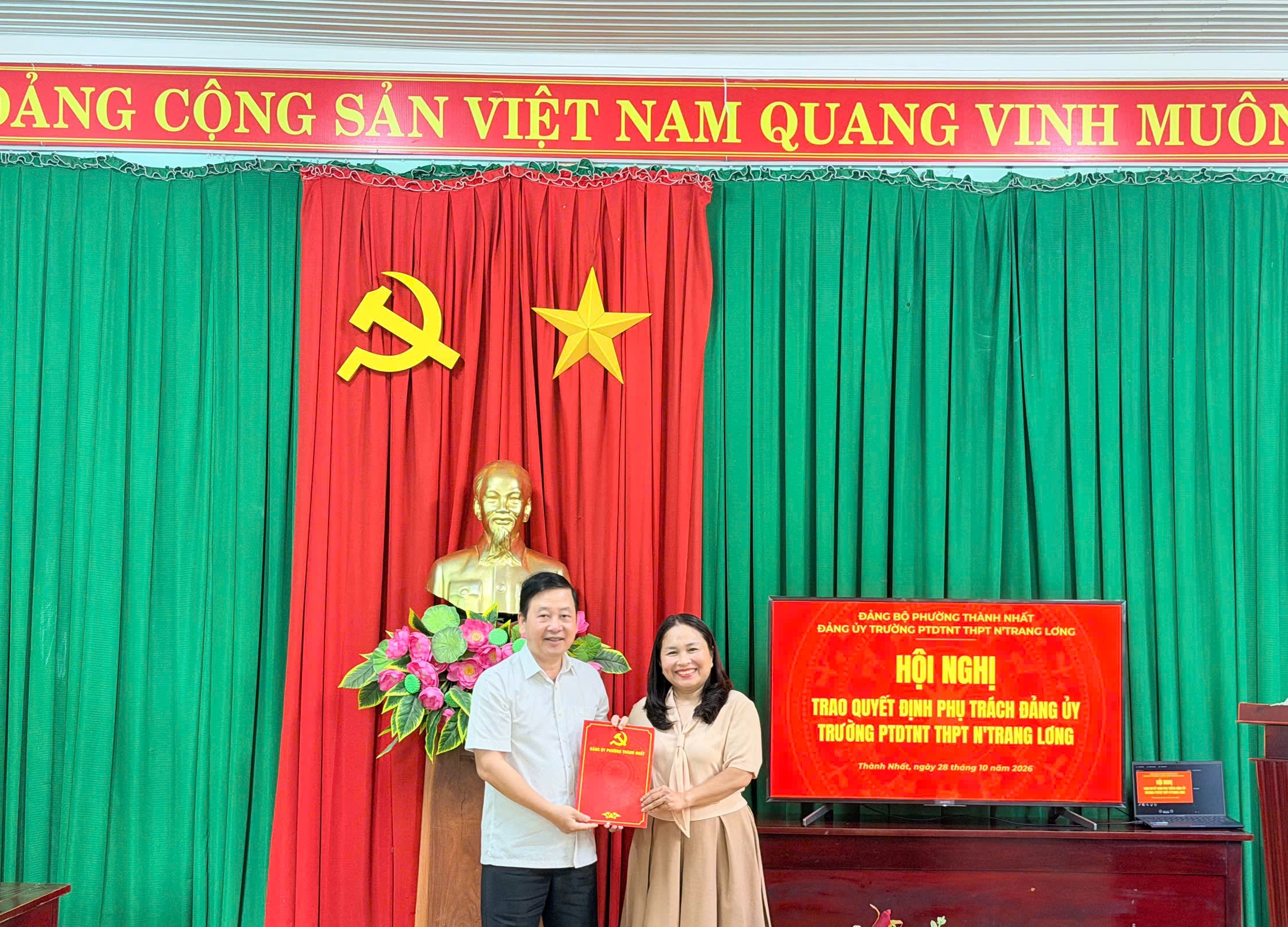Đảng ủy phường Thành Nhất trao quyết định giao phụ trách Đảng bộ nhà trường