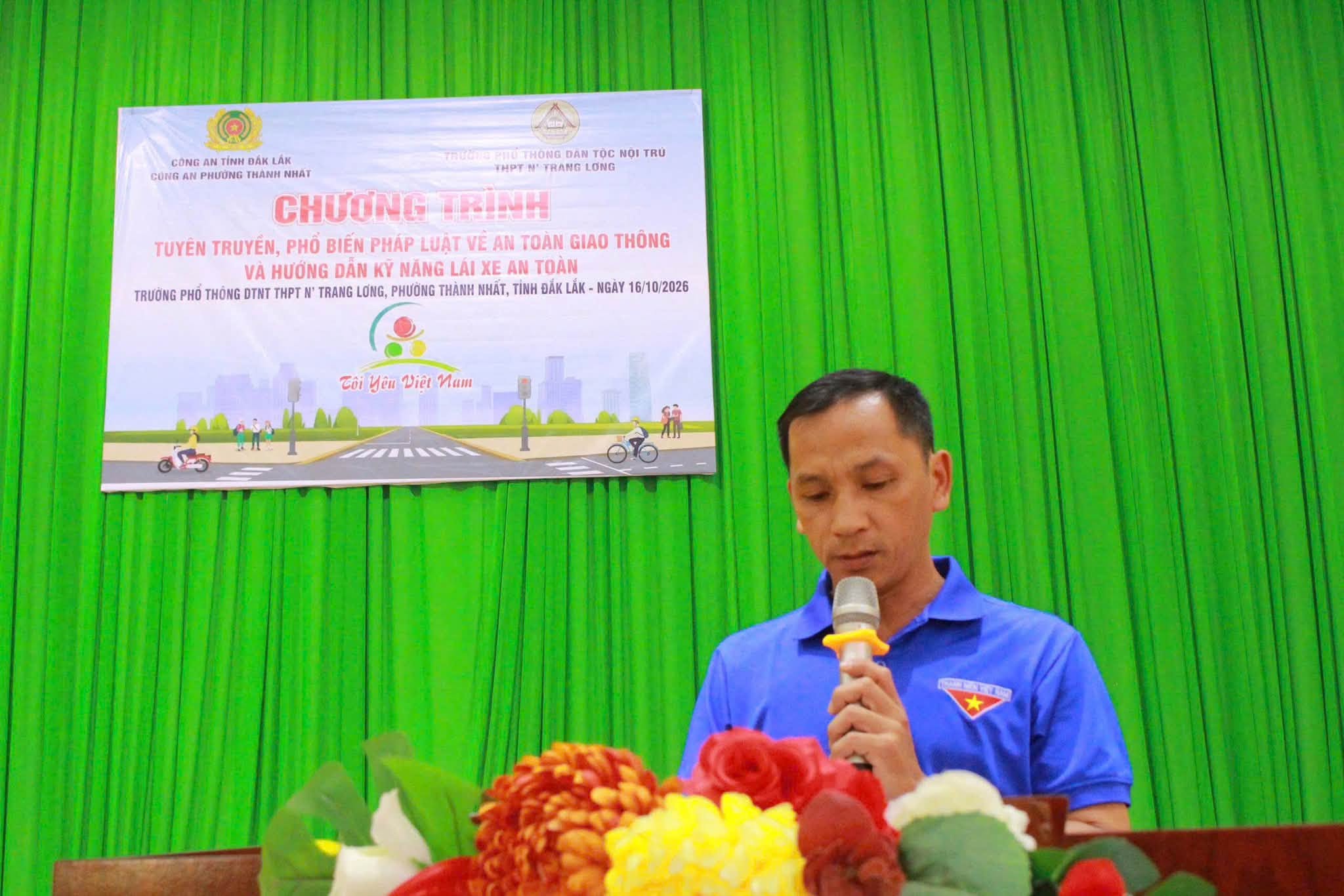   CÔNG AN PHƯỜNG THÀNH NHẤT PHỐI HỢP TUYÊN TRUYỀN AN TOÀN GIAO THÔNG VÀ HƯỚNG DẪN LÁI XE TRÊN SA HÌNH CHO HỌC SINH