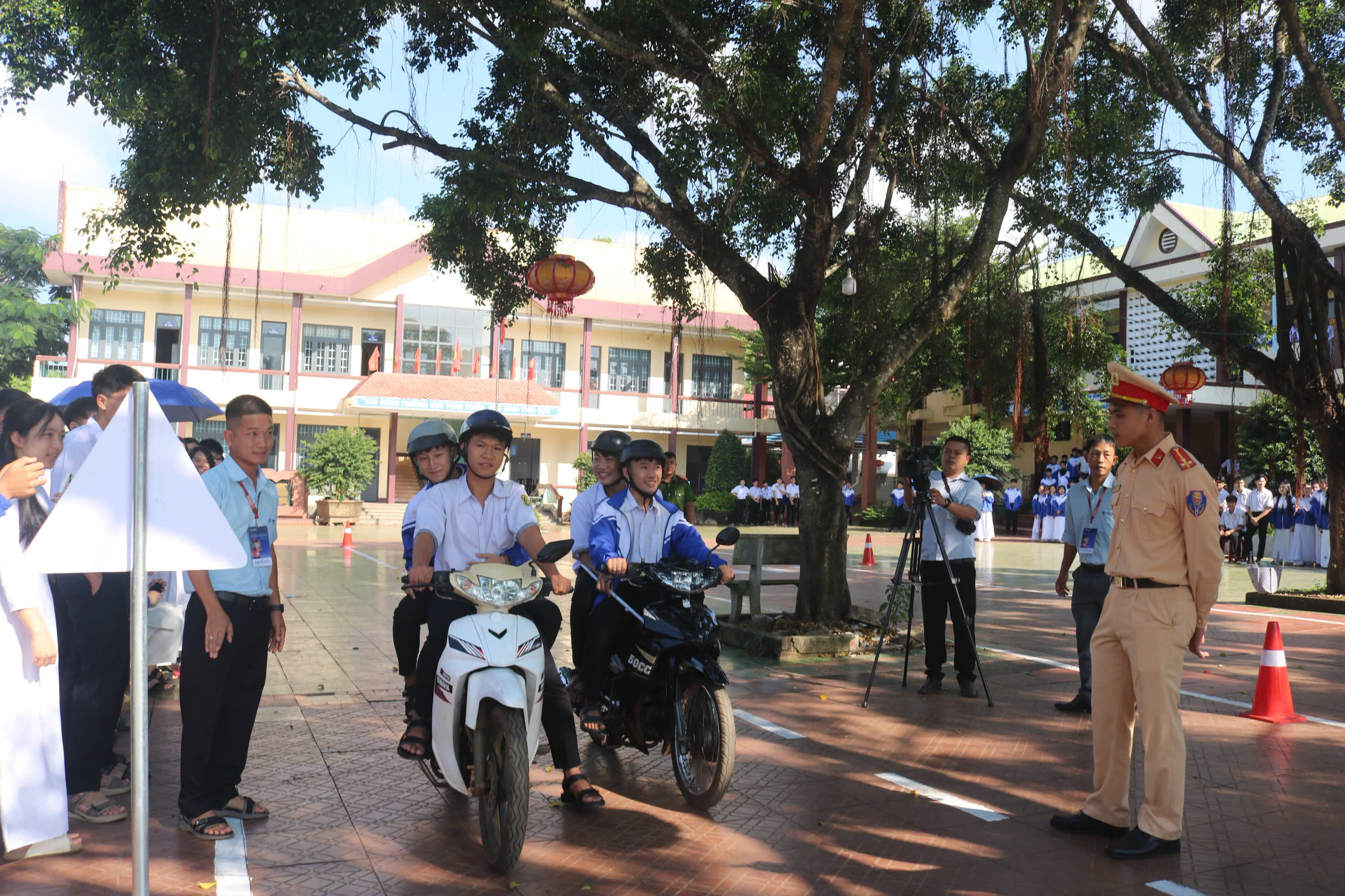 Ngoại khoá phổ biến pháp luật về ATGT cho học sinh THPT Ea H'leo