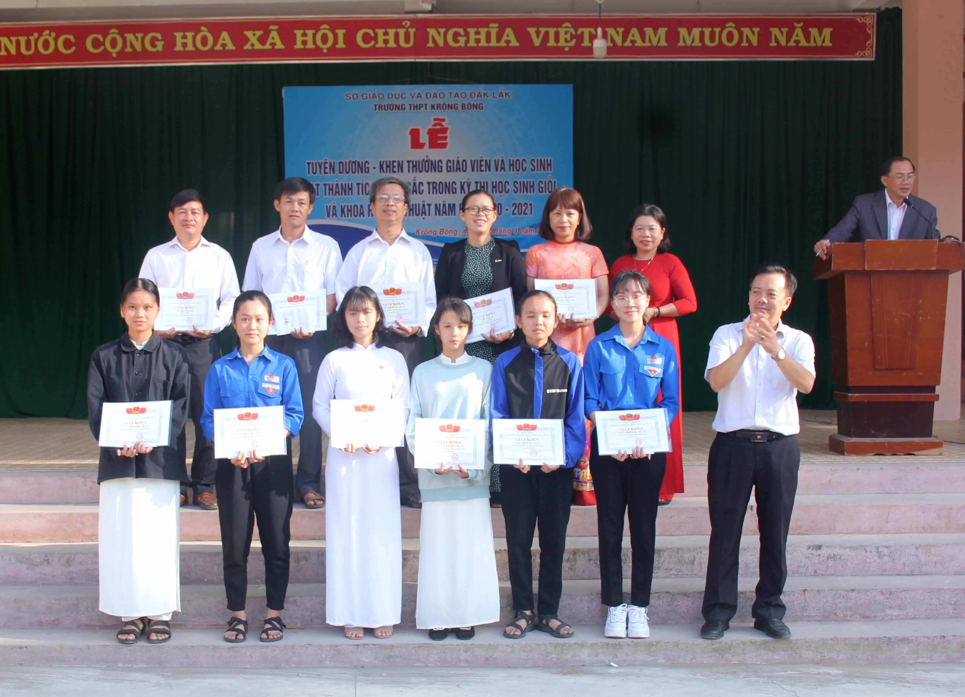 TRƯỜNG THPT KRÔNG BÔNG TUYÊN DƯƠNG GIÁO VIÊN VÀ HỌC SINH ĐẠT GIẢI HỌC SINH GIỎI CÁC CẤP