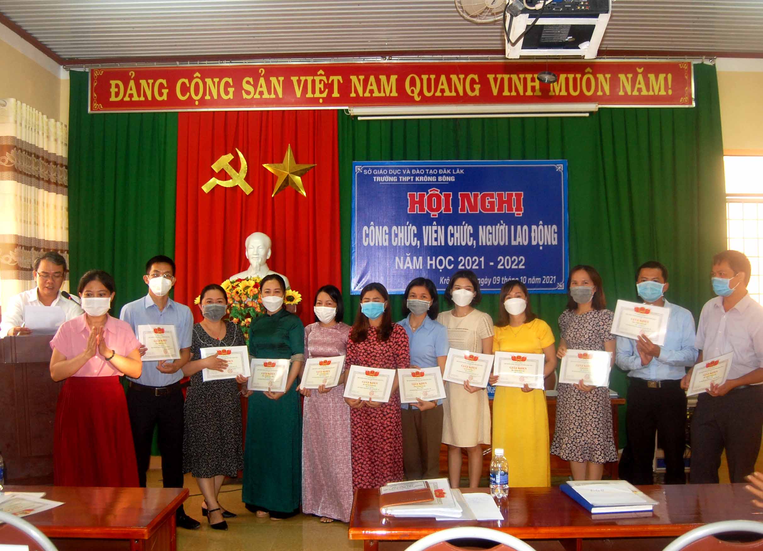 TRƯỜNG THPT KRÔNG BÔNG TỔ CHỨC HỘI NGHỊ CÔNG NHÂN VIÊN CHỨC, NGƯỜI LAO ĐỘNG NĂM HỌC 2021 - 2022