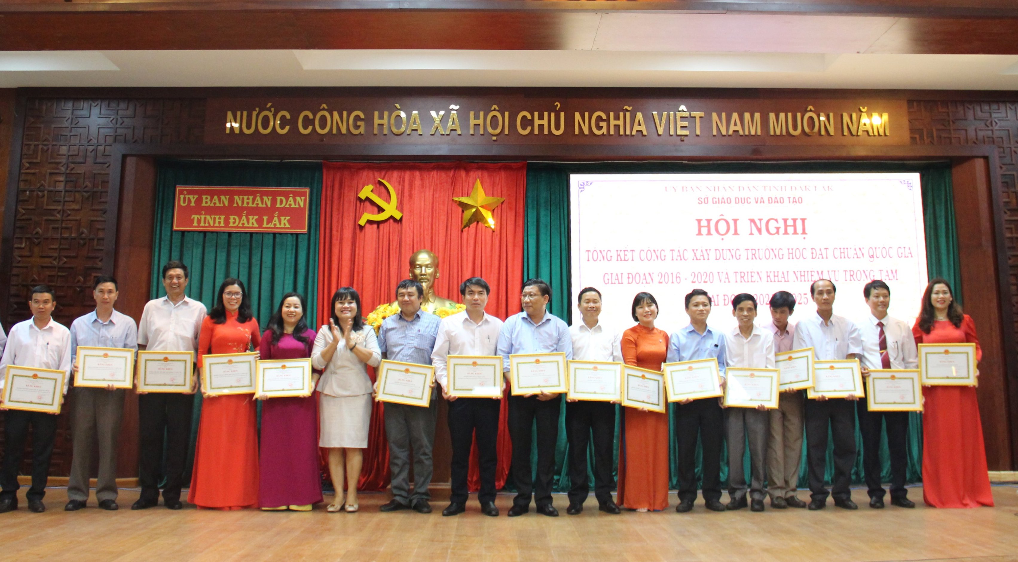 ĐÓN NHẬN BẰNG KHEN CỦA UBND TỈNH TRONG CÔNG TÁC XÂY DỰNG TRƯỜNG CHUẨN QUỐC GIA