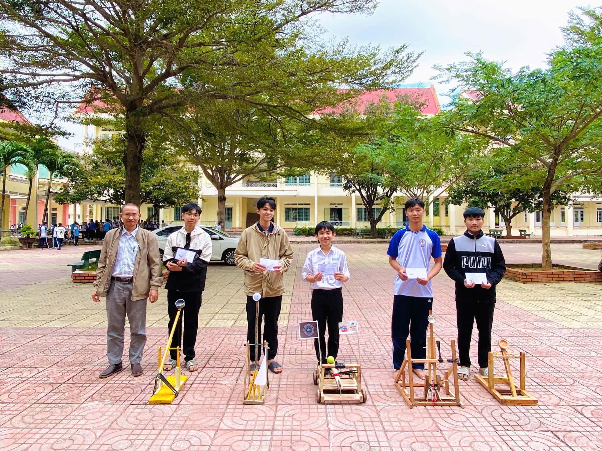 NGOẠI KHOÁ TỔ VẬT LÝ - CHẾ TẠO MÁY BẮN ĐÁ