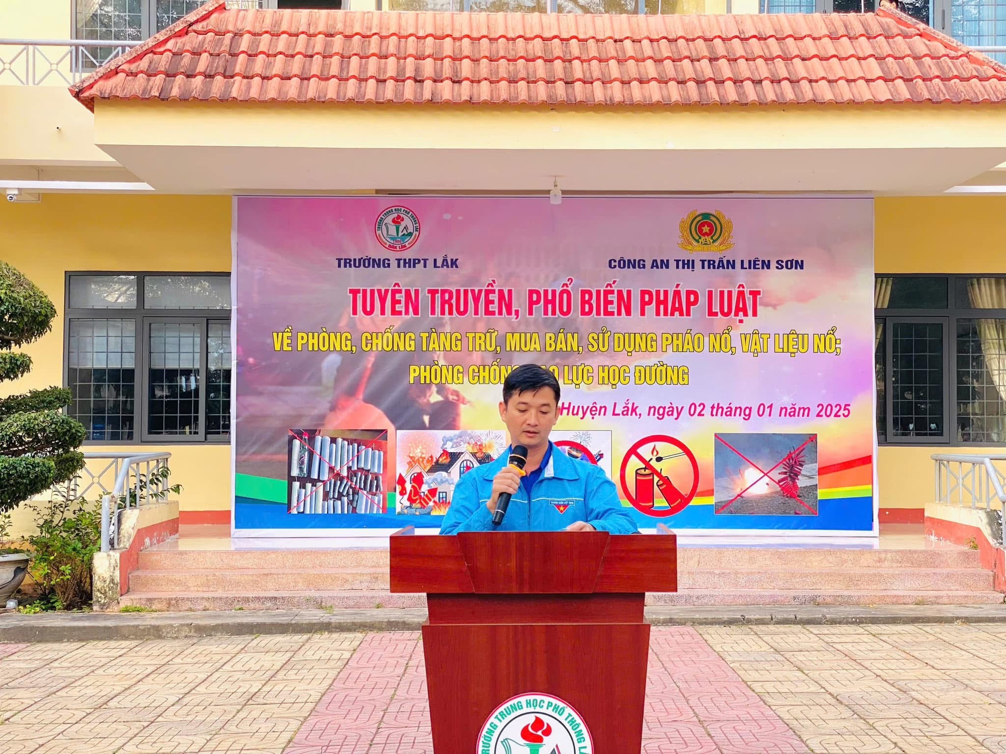 LỄ TUYÊN TRUYỀN VÀ KÝ KẾT PHỐI HỢP GIỮA CÔNG AN THỊ TRẤN LIÊN SƠN VÀ TRƯỜNG THPT LẮK