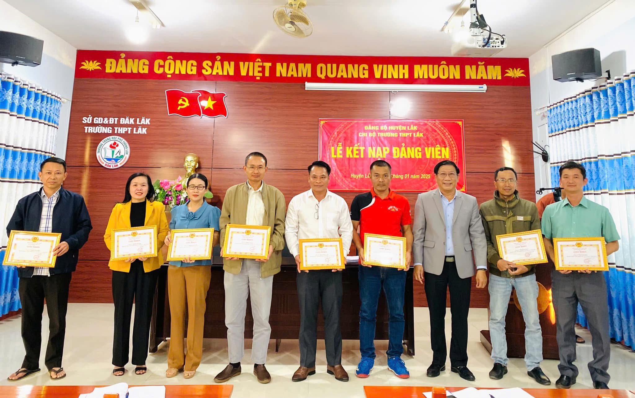 KHEN THƯỞNG ĐẢNG VIÊN HOÀN THÀNH XUẤT SẮC NHIỆM VỤ NĂM 2024 VÀ KẾT NẠP ĐẢNG VIÊN MỚI