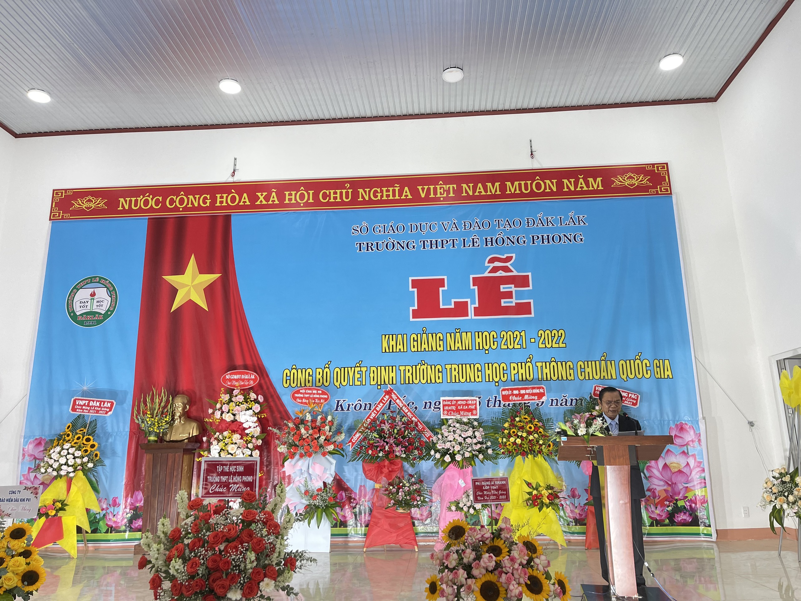 Hình ảnh Lễ khai giảng năm học 2021-2022 và đón nhận Bằng công nhận đạt chuẩn quốc gia mức độ 1