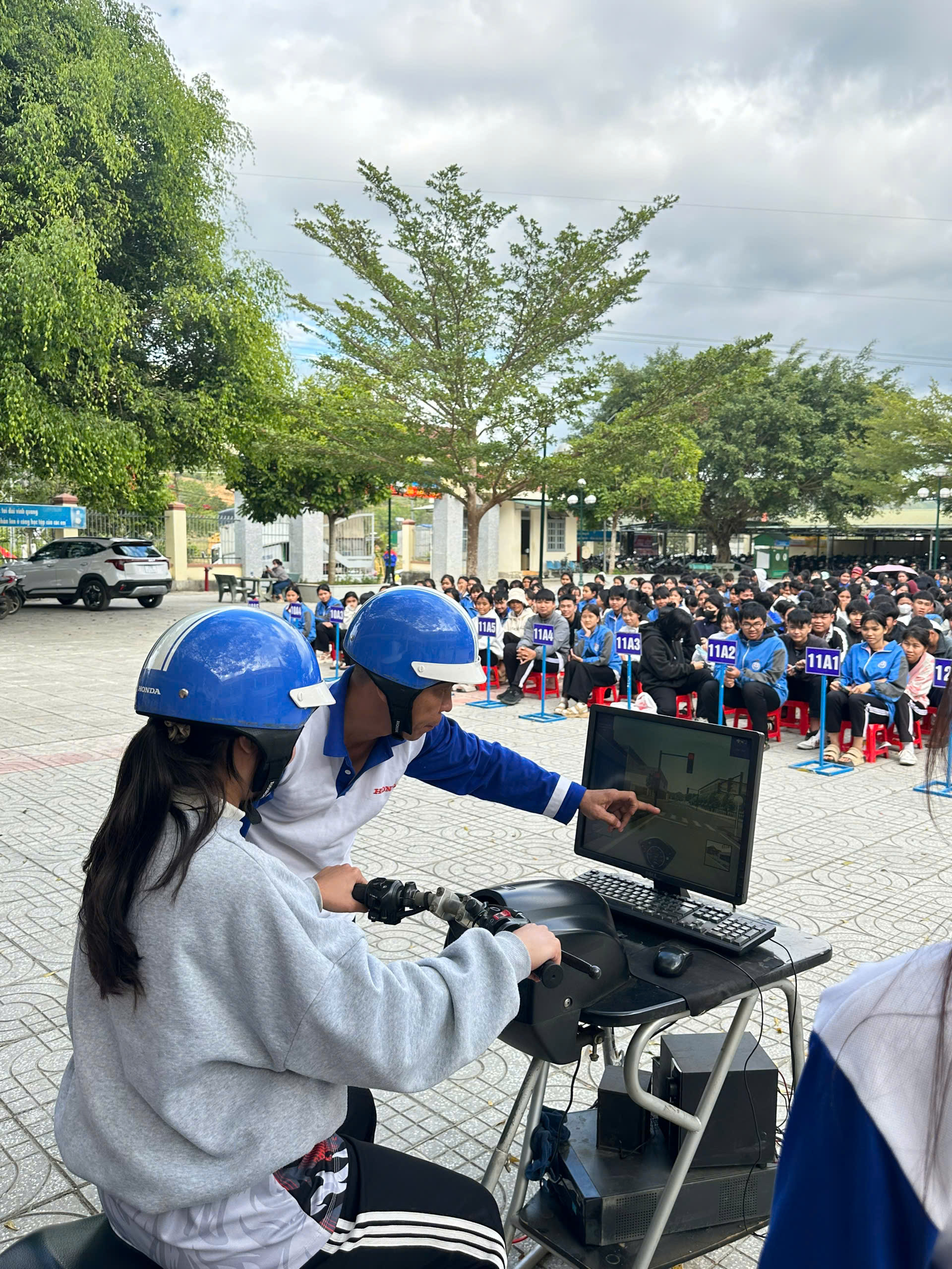 TUYÊN TRUYỀN PHÁP LUẬT VỀ TRẬT TỰ ATGT ĐƯỜNG BỘ VÀ HƯỚNG DẪN KỸ NĂNG LÁI XE MÁY AN TOÀN CHO HỌC SINH TOÀN TRƯỜNG