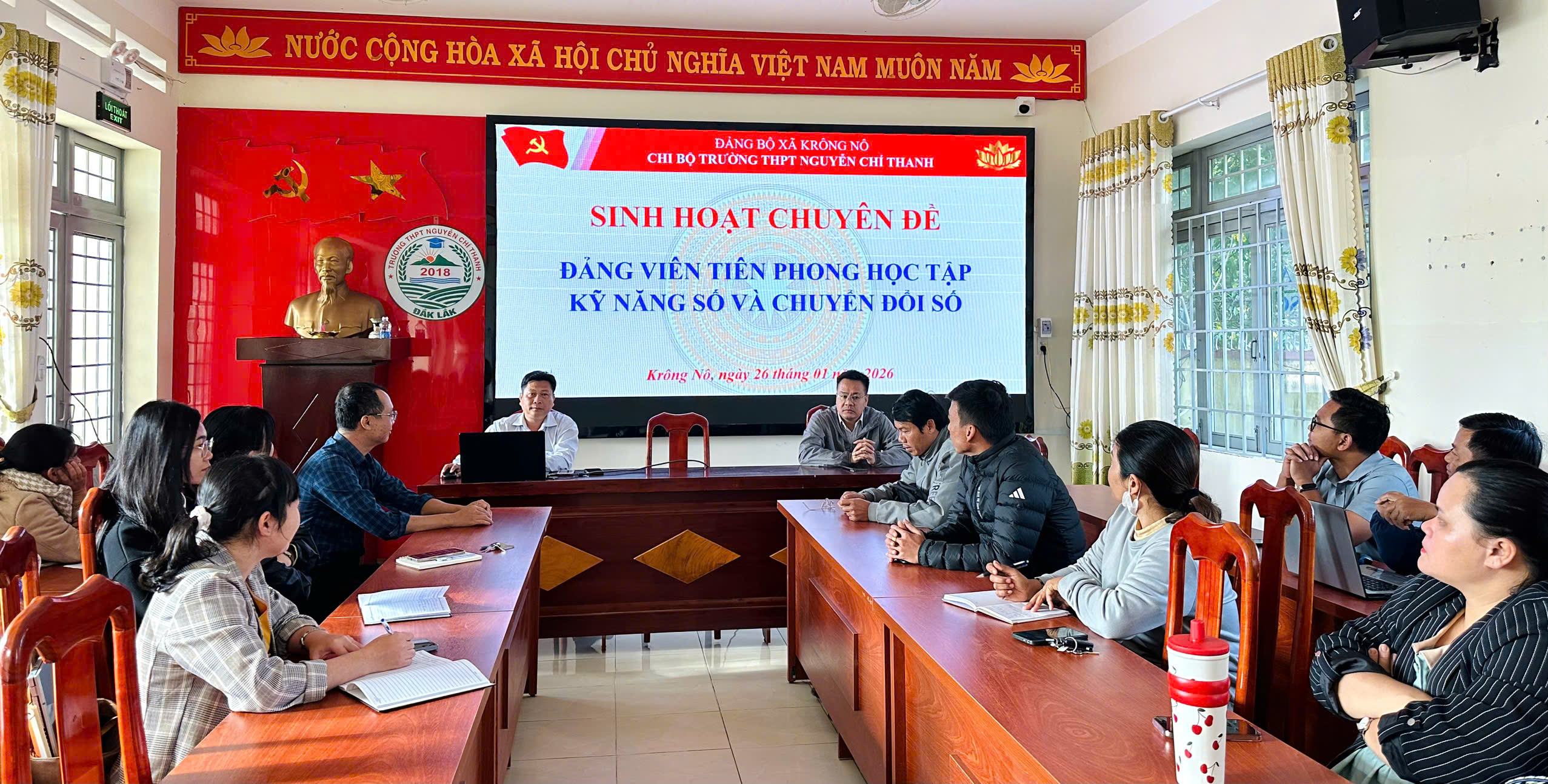 CHI BỘ TRƯỜNG THPT NGUYỄN CHÍ THANH TỔ CHỨC  SINH HOẠT CHUYÊN ĐỀ  “ĐẢNG VIÊN TIÊN PHONG HỌC TẬP KỸ NĂNG SỐ VÀ CHUYỂN ĐỔI SỐ”