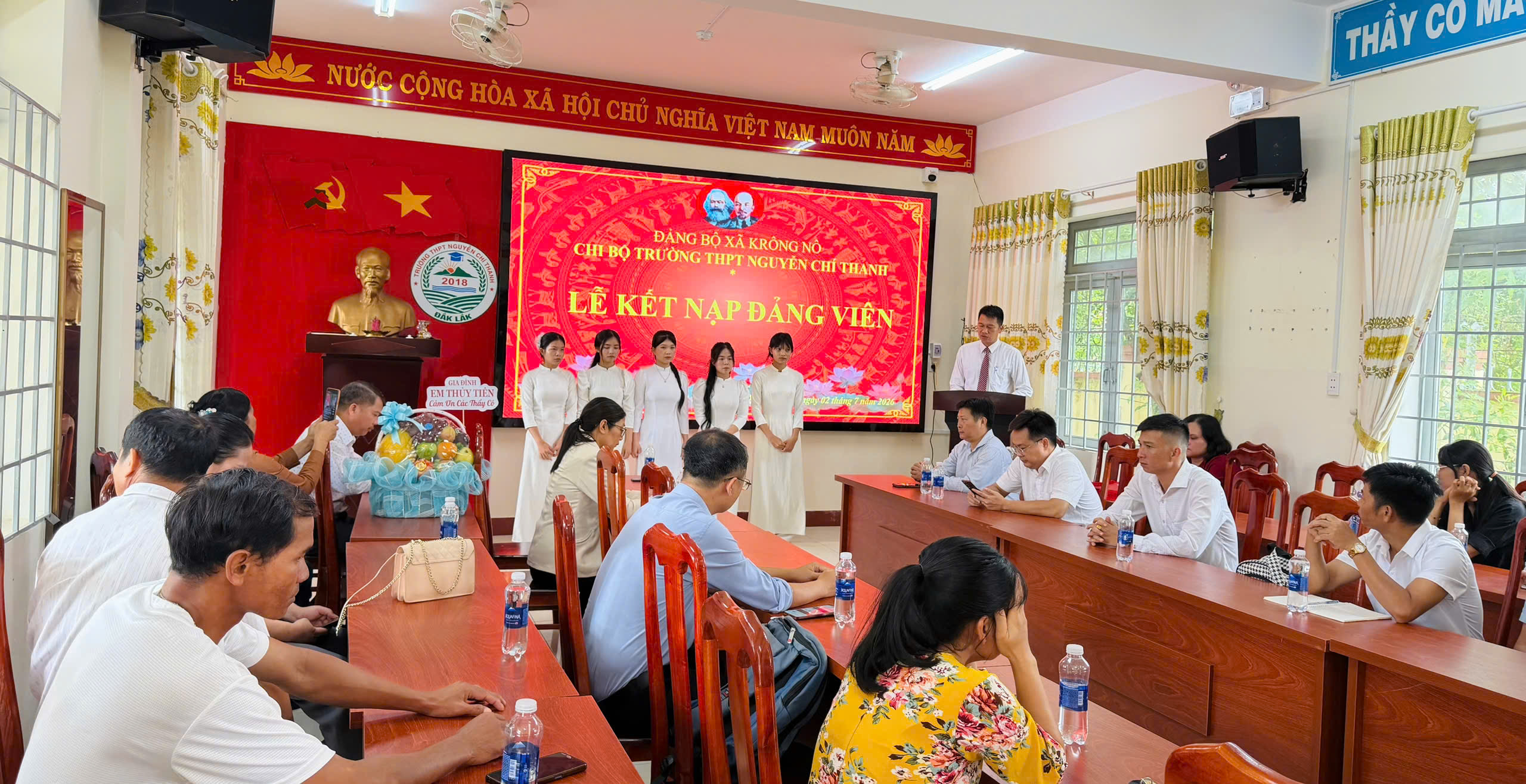 CHI BỘ TRƯỜNG THPT NGUYỄN CHÍ THANH TỔ CHỨC LỄ KẾT NẠP ĐẢNG VIÊN MỚI - LÀ HỌC SINH ƯU TÚ KHỐI 12 NĂM HỌC 2025 - 2026