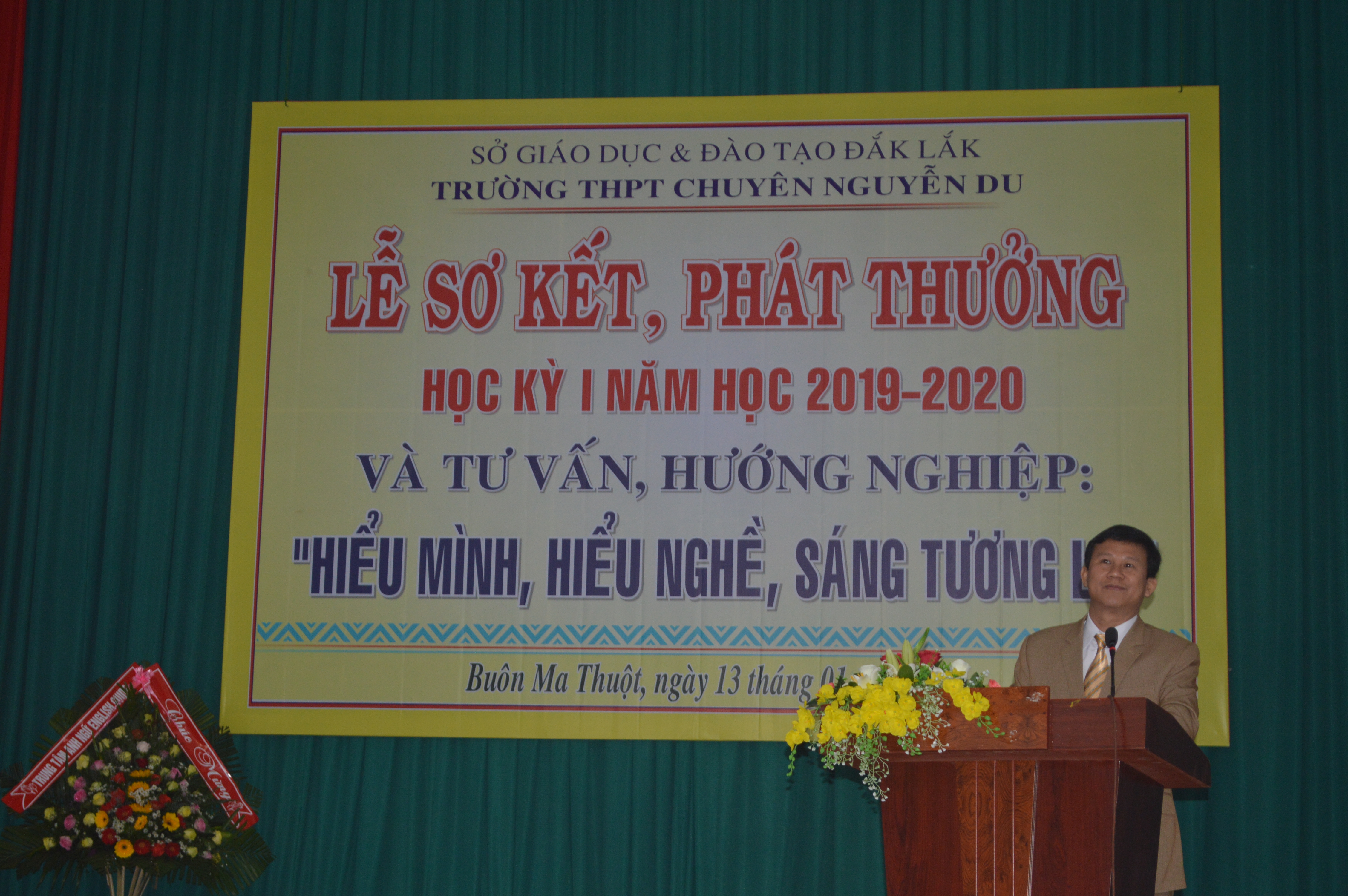 TRƯỜNG THPT CHUYÊN NGUYỄN DU TỔ CHỨC LỄ SƠ KẾT, PHÁT THƯỞNG  HỌC KỲ I NĂM HỌC 2019 - 2020  VÀ TƯ VẤN, HƯỚNG NGHIỆP: “HIỂU MÌNH, HIỂU NGHỀ, SÁNG TƯƠNG LAI”