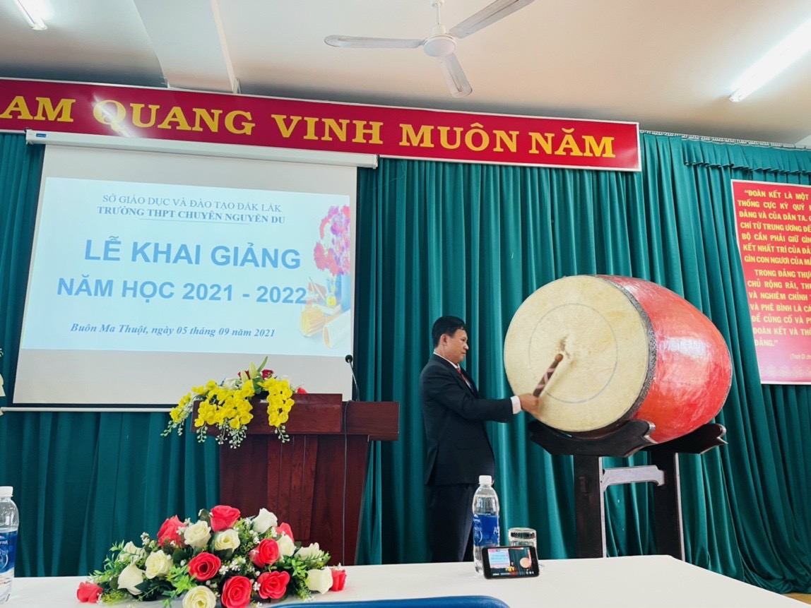 TRƯỜNG THPT CHUYÊN NGUYỄN DU KHAI GIẢNG NĂM HỌC 2021-2022