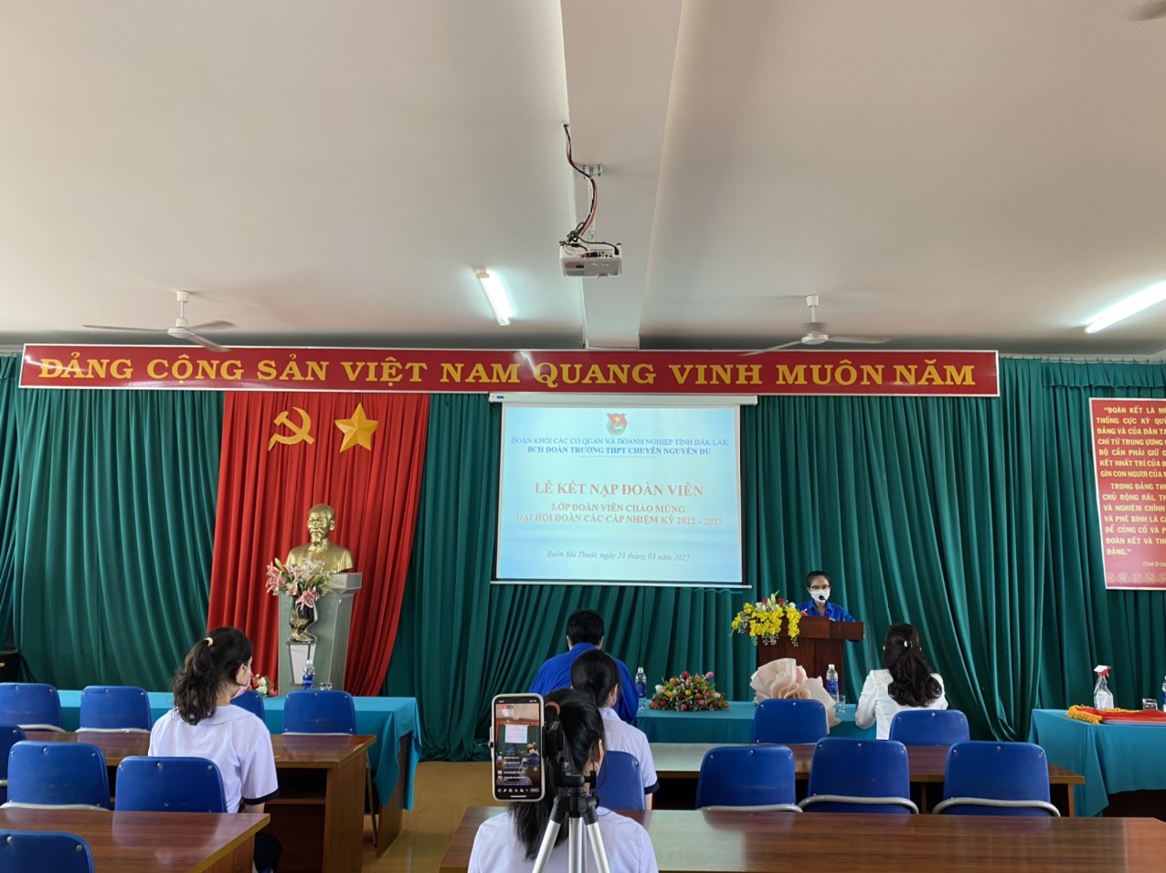 Đoàn trường THPT chuyên Nguyễn Du tổ chức chương trình kỷ niệm 91 năm ngày thành lập Đoàn TNCS Hồ Chí Minh (26/3/1931 – 26/3/2022) và Lễ Kết nạp đoàn viên - Lớp đoàn viên chào mừng Đại hội Đoàn các cấp nhiệm kỳ 2022 - 2027