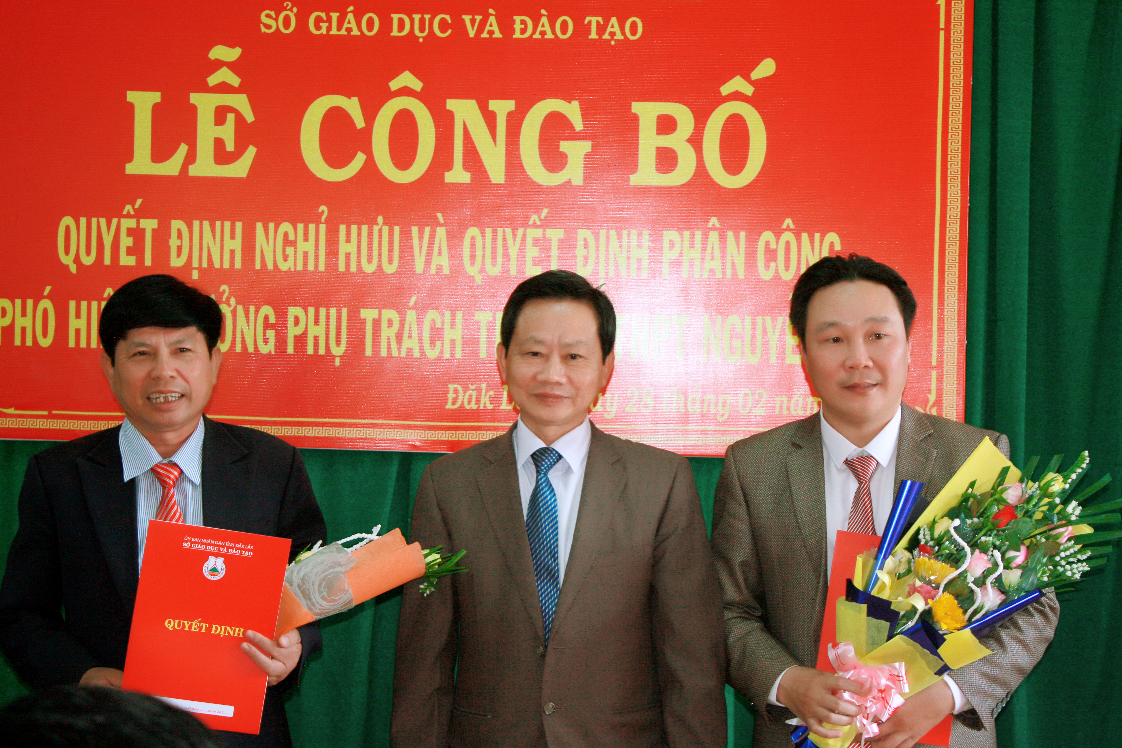 Lễ công bố Quyết định nghỉ hưu và phân công Phó Hiệu trưởng phụ trách trường THPT Nguyễn Huệ
