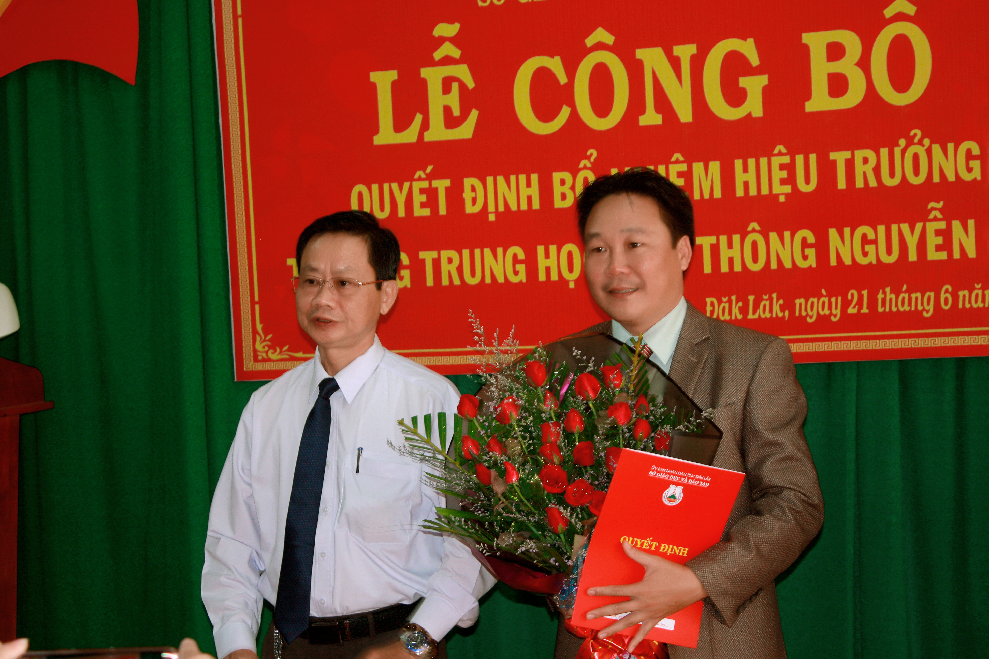 Lễ công bố quyết định bổ nhiệm Hiệu trưởng trường THPT Nguyễn Huệ 2019 - 2024