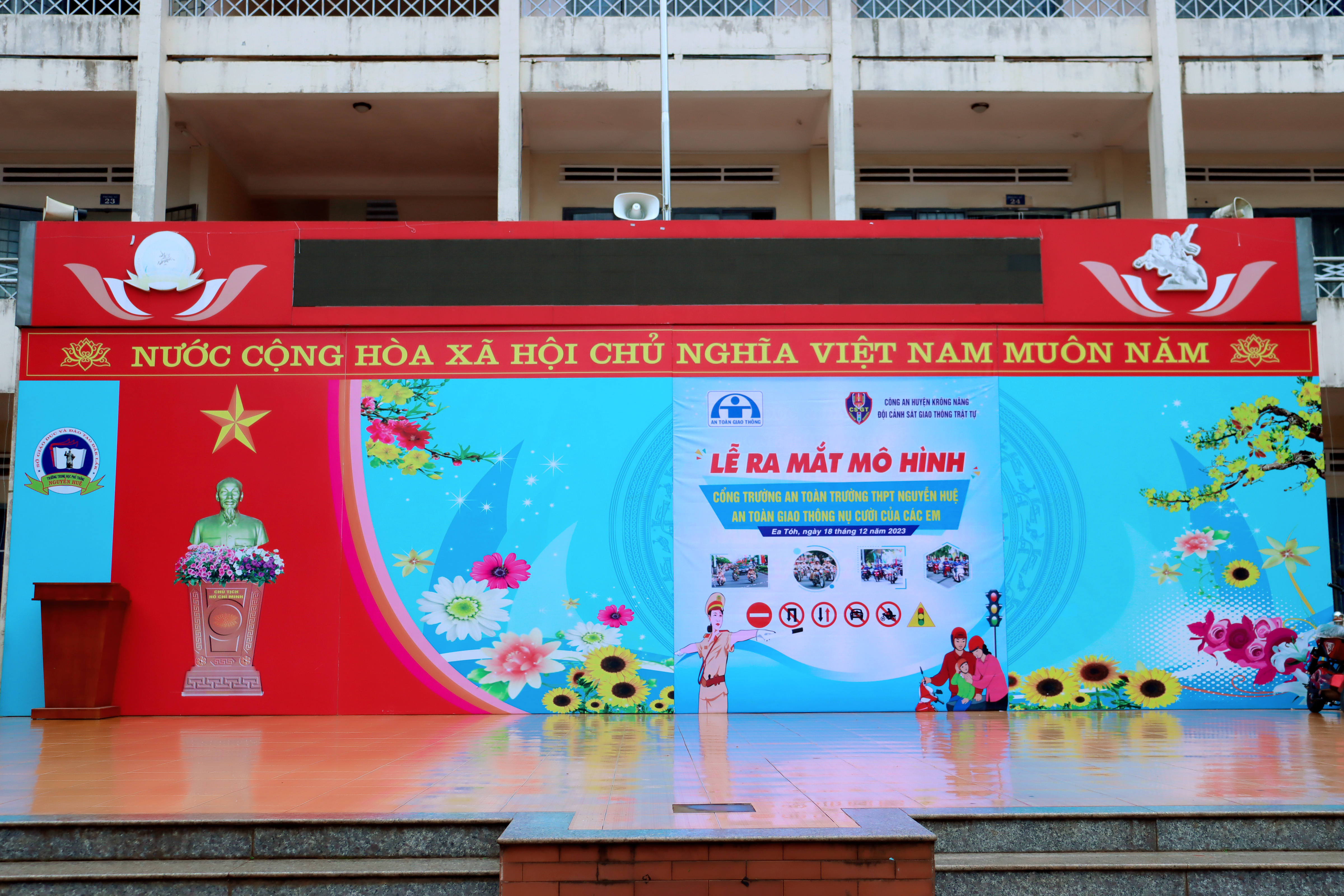 Lễ ra mắt mô hình "Cổng trường An toàn giao thông" tại xã Ea Tóh