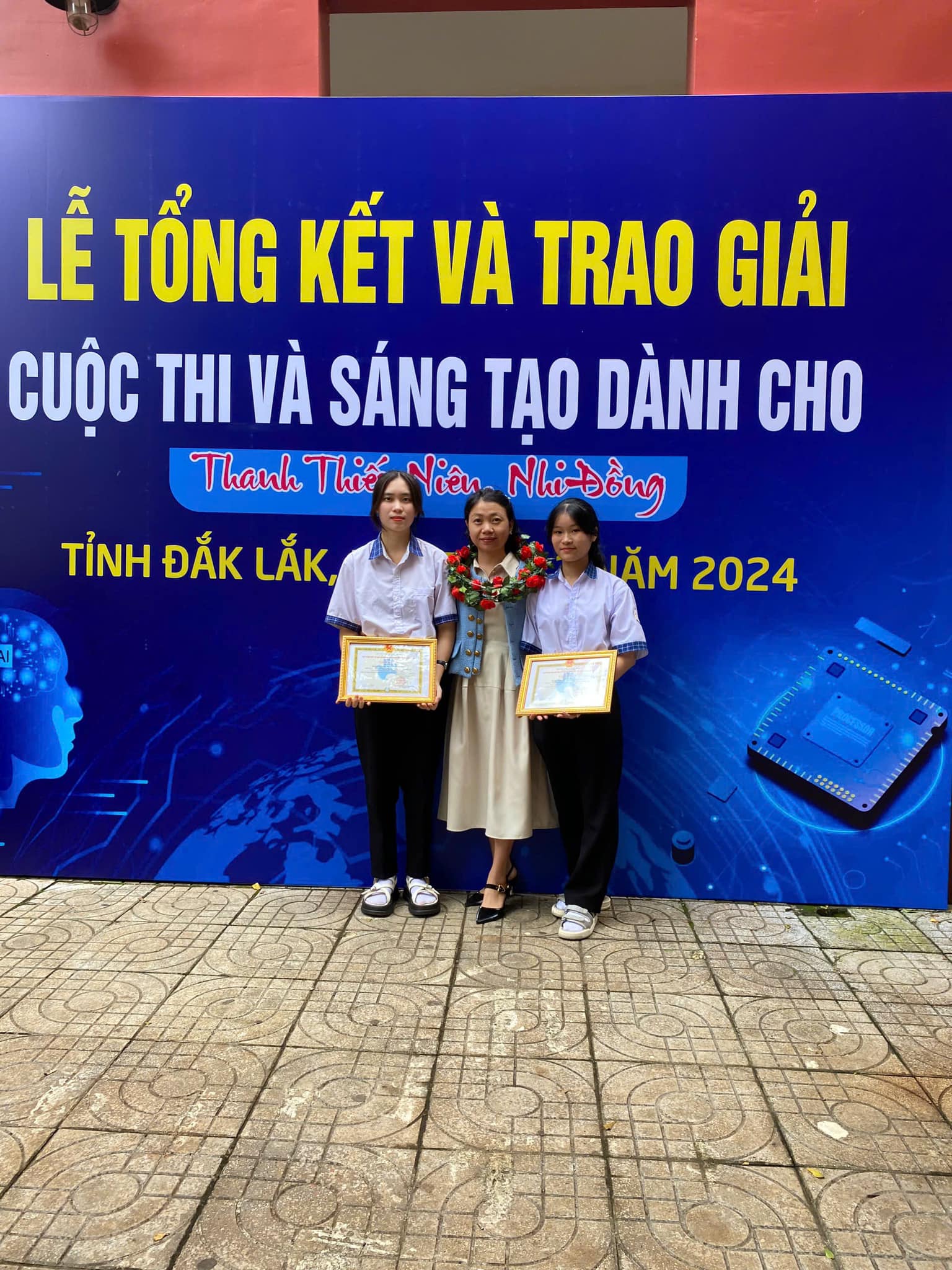 HS - GV trường THPT Nguyễn Huệ nhận giải thưởng tại cuộc thi Sáng tạo thanh thiếu niên năm 2024