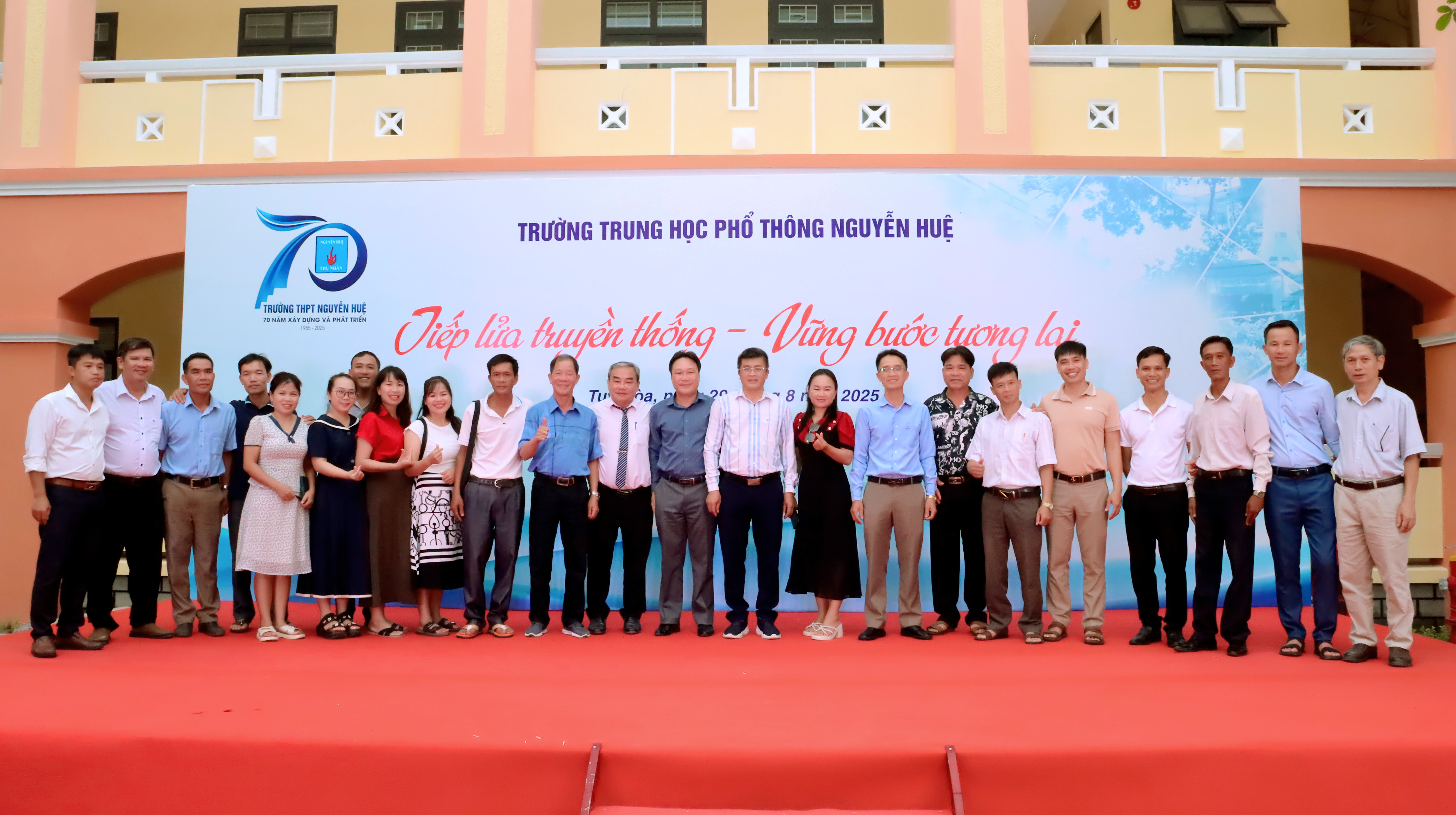 Giao lưu với trường THPT Nguyễn Huệ (Tuy Hòa) nhân dịp 70 năm thành lập trường