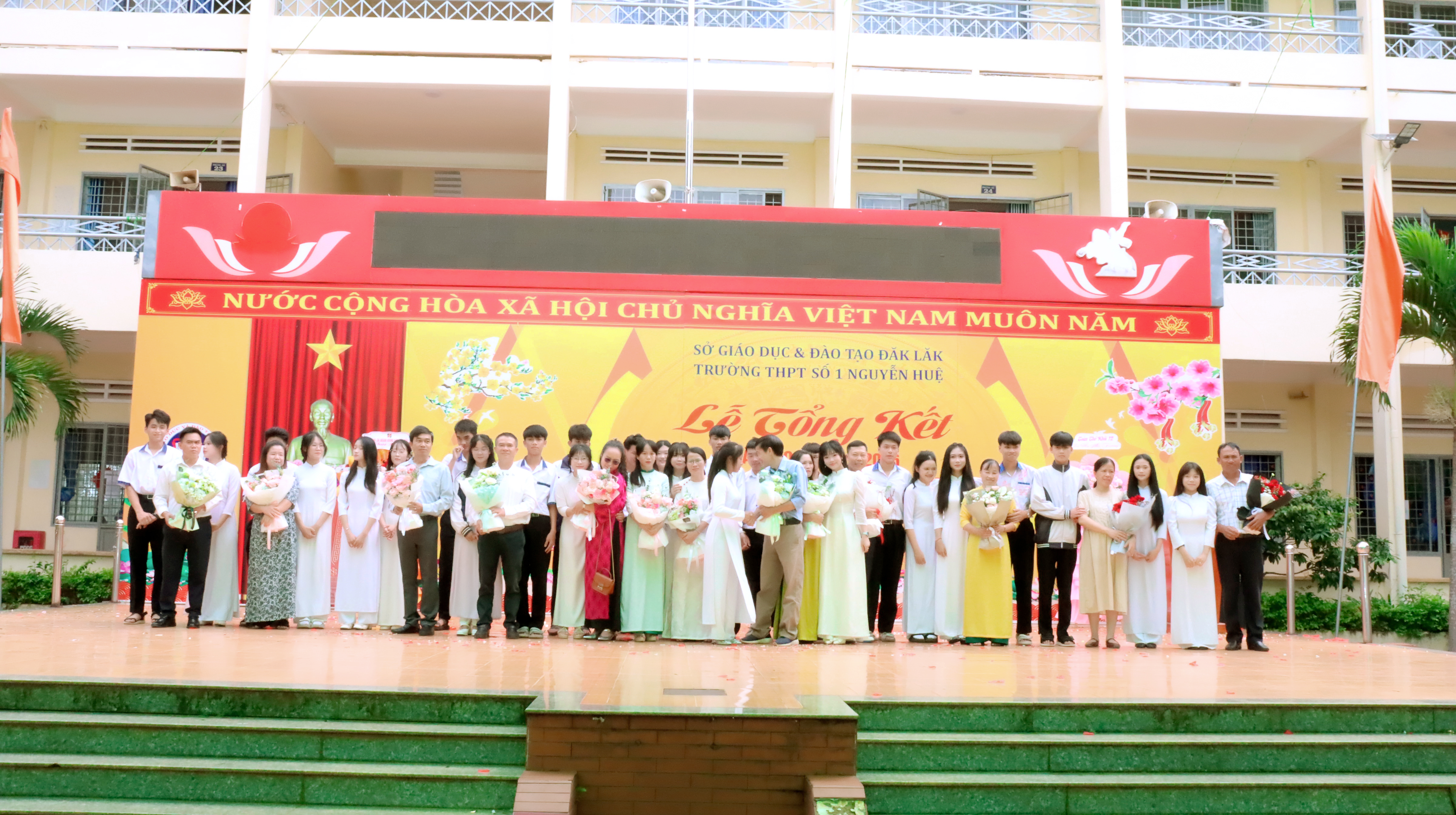 LỄ TỔNG KẾT NĂM HỌC 2025-2026 VÀ LỄ RA TRƯỜNG CHO HS LỚP 12 NIÊN KHÓA 2023-2026