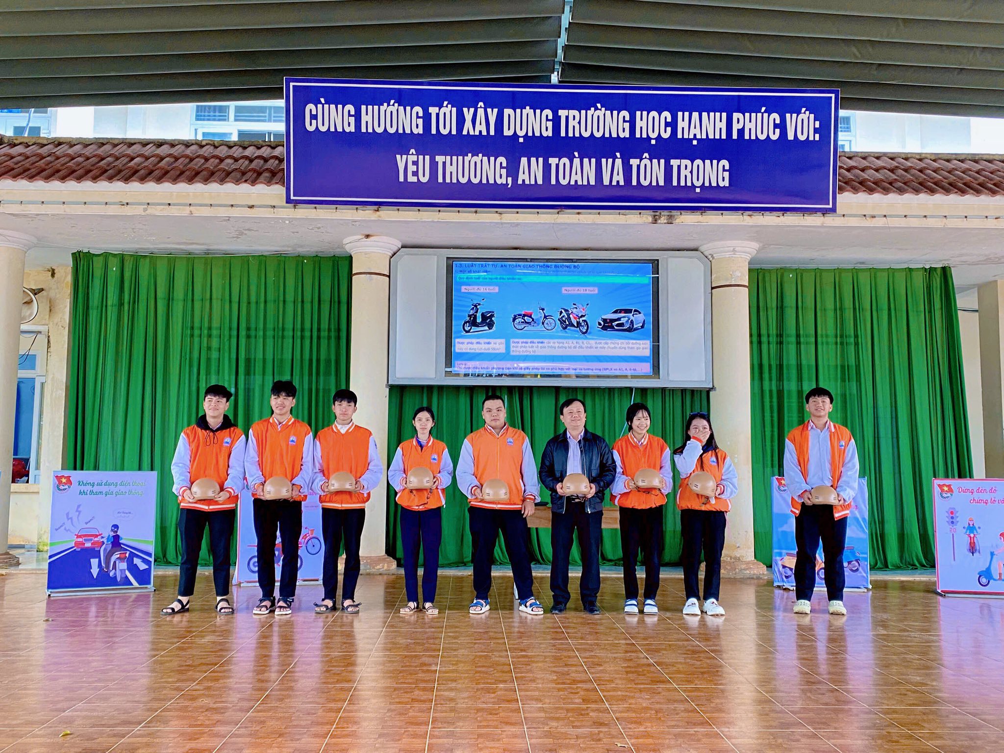 ĐẨY MẠNH GIÁO DỤC AN TOÀN GIAO THÔNG CHO HỌC SINH QUA PHONG TRÀO “BIỂN TÊN XE ĐẠP ĐIỆN”, BỒI DƯỠNG KIẾN THỨC VÀ TẬP HUẤN KỸ NĂNG LÁI XE AN TOÀN