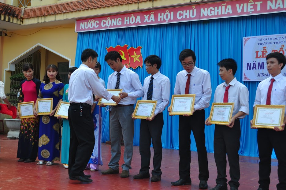 Quyết định khen thưởng CB, GV. NV năm học 2016-2017