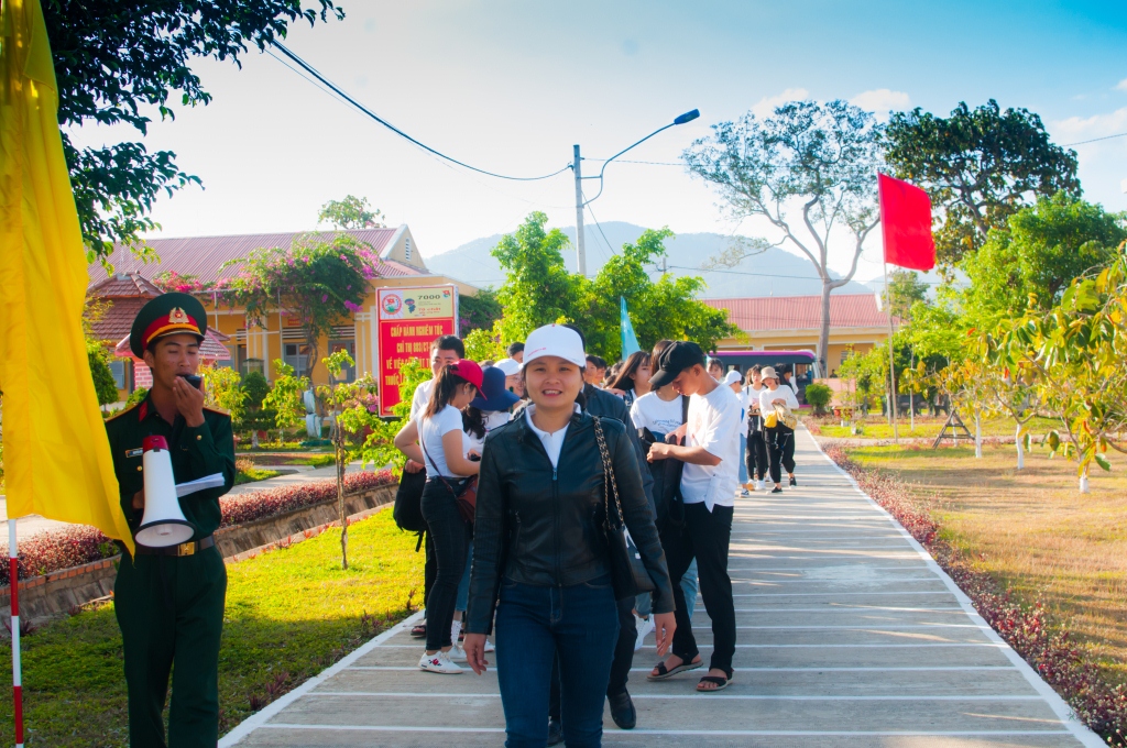 Trường THPT Phan Chu Trinh tổ chức hoạt động trải nghiệm "Một ngày làm người lính" cho học sinh khối 12 tại Trung đoàn 66