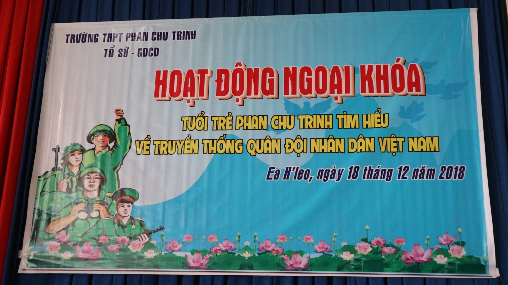 Trường THPT Phan Chu Trinh tổ chức hoạt động NGLL cho học sinh khối 11 với chủ đề về ngày thành lập QĐND Việt Nam 22-12