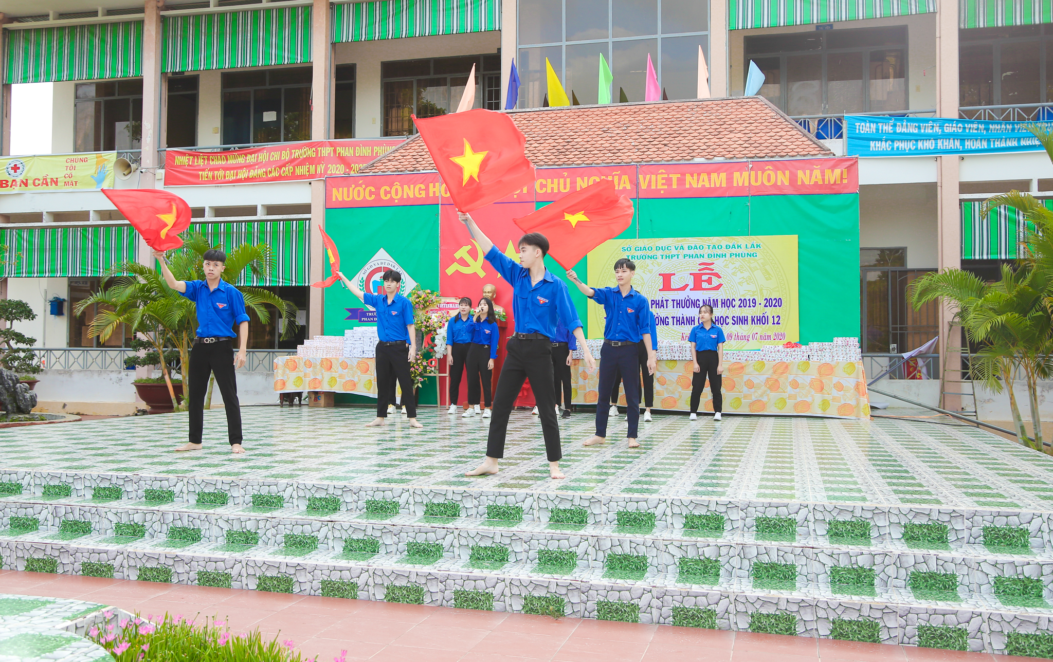 "TỰ HÀO MÀU ÁO THANH NIÊN" - ĐOÀN TRƯỜNG THPT PHAN ĐÌNH PHÙNG