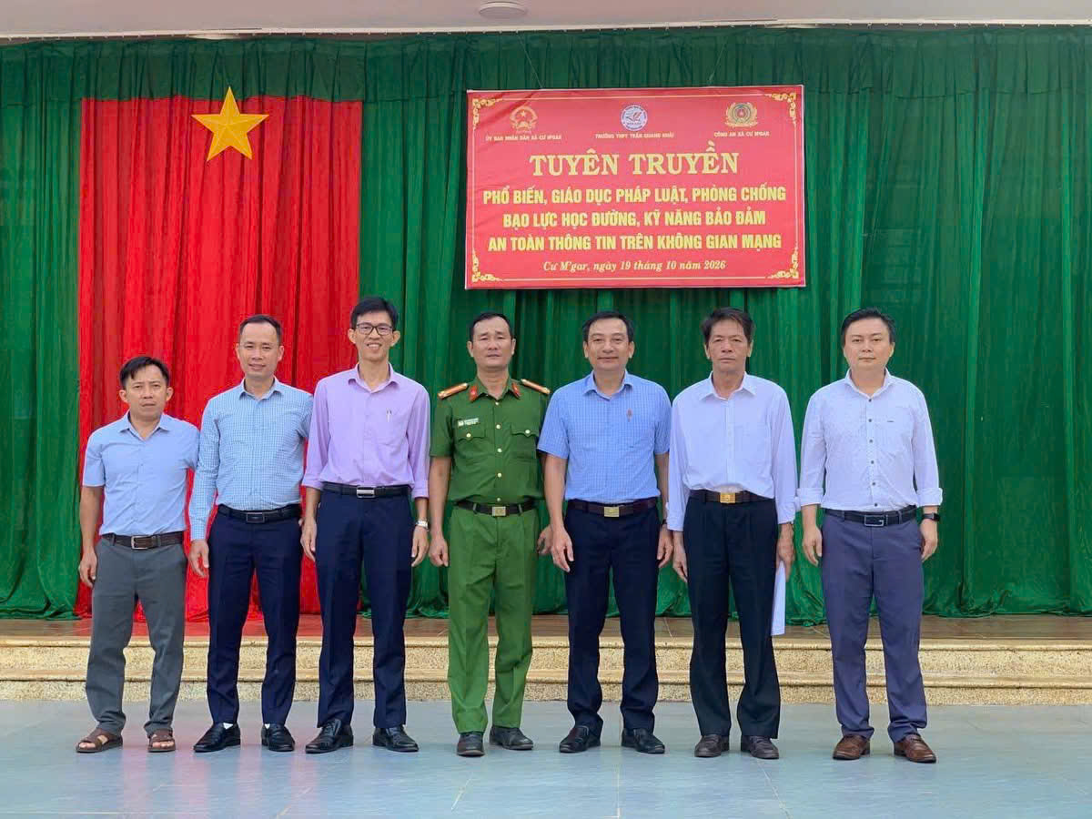 TRƯỜNG THPT TRẦN QUANG KHẢI TỔ CHỨC TUYÊN TRUYỀN, PHỔ BIẾN, GIÁO DỤC PHÁP LUẬT; PHÒNG, CHỐNG BẠO LỰC HỌC ĐƯỜNG VÀ KỸ NĂNG BẢO ĐẢM AN TOÀN THÔNG TIN TRÊN KHÔNG GIAN MẠNG