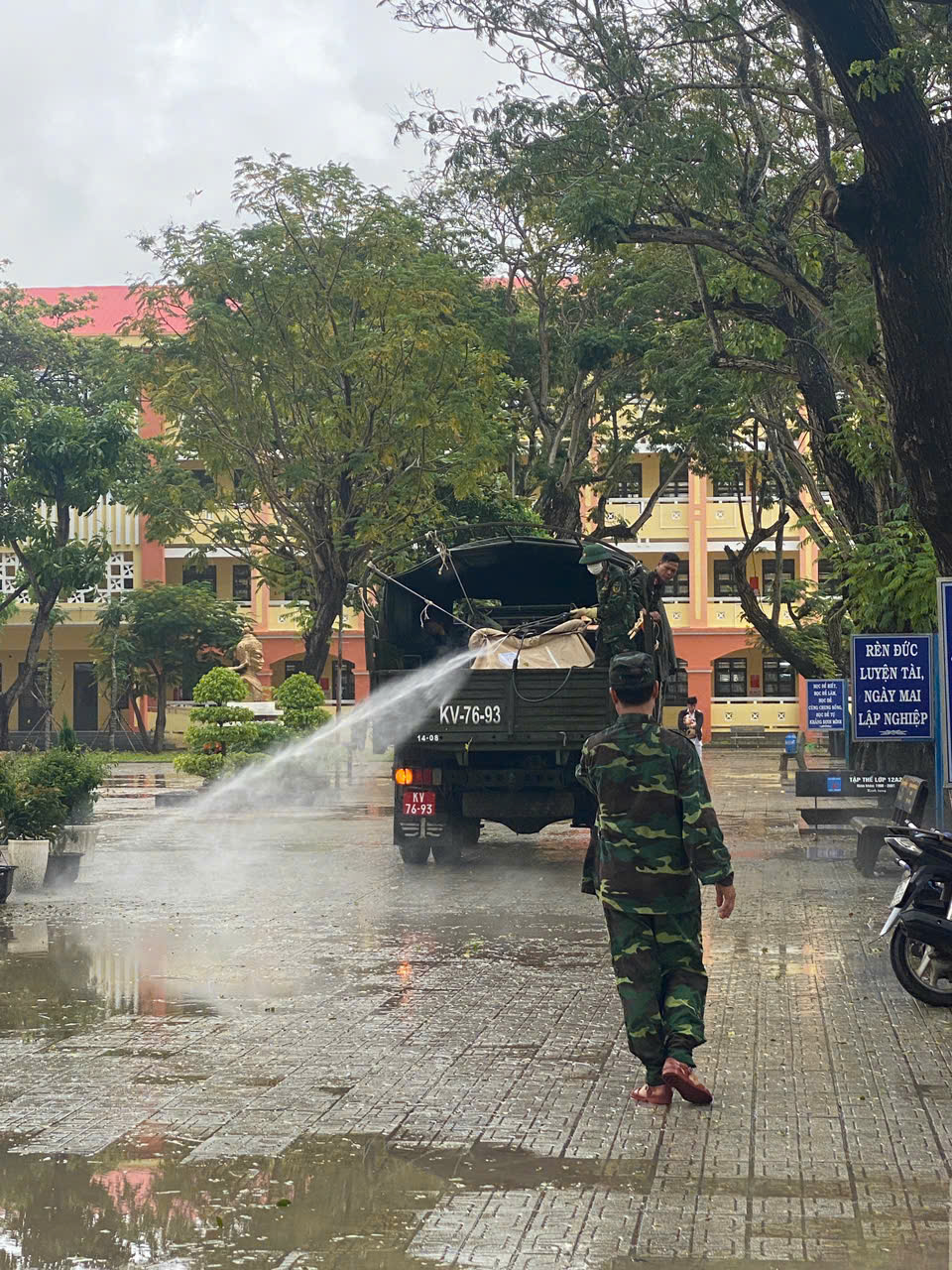 Công tác phun thuốc khử khuẩn sau lụt trước khi cho học sinh đi học trở lại.