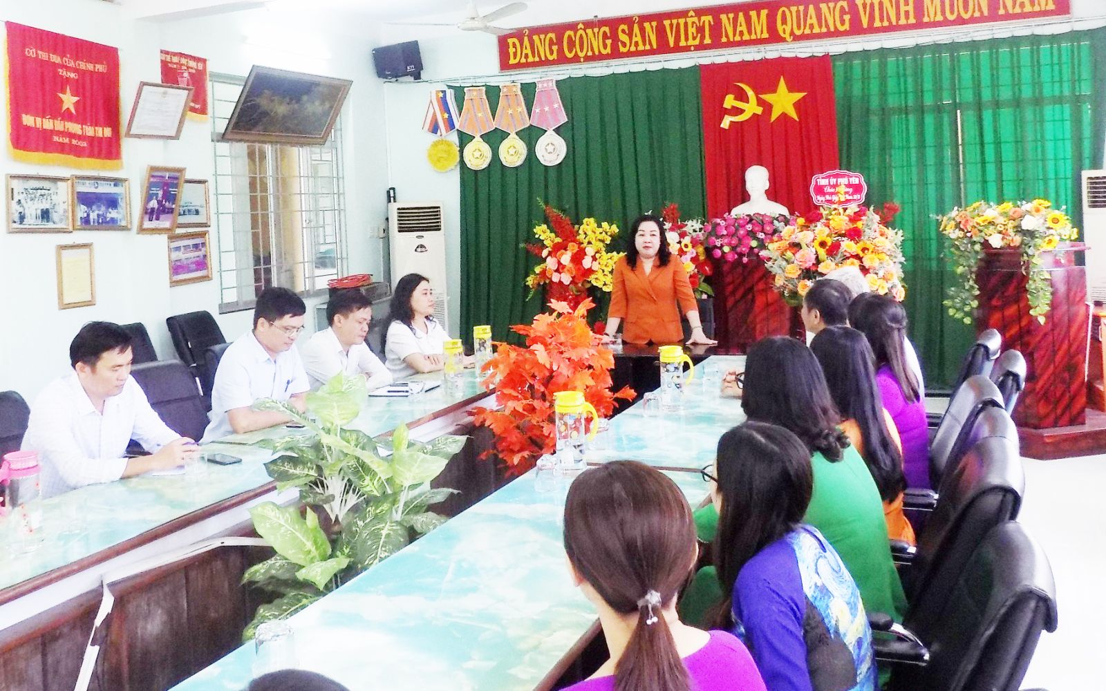 Lãnh đạo tỉnh Phú Yên và Lãnh đạo Sở Giáo dục Đào tạo thăm và chúc mừng trường THPT Nguyễn Huệ nhân Ngày Nhà giáo Việt Nam