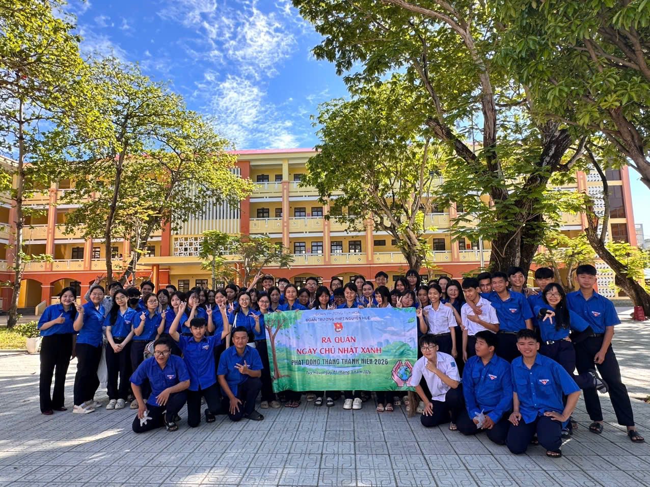 TUỔI TRẺ TRƯỜNG THPT NGUYỄN HUỆ RỘN RÀNG RA QUÂN “NGÀY CHỦ NHẬT XANH”