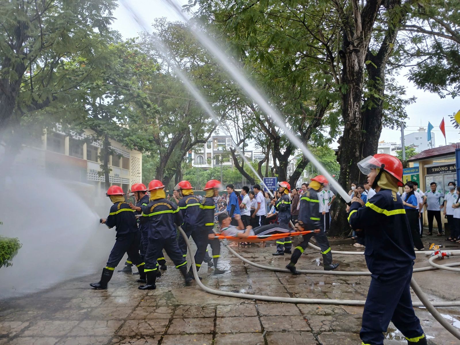 Hoạt động tuyên truyền, trải nghiệm, thực hành chữa cháy, cứu nạn, cứu hộ năm học 2024-2025.