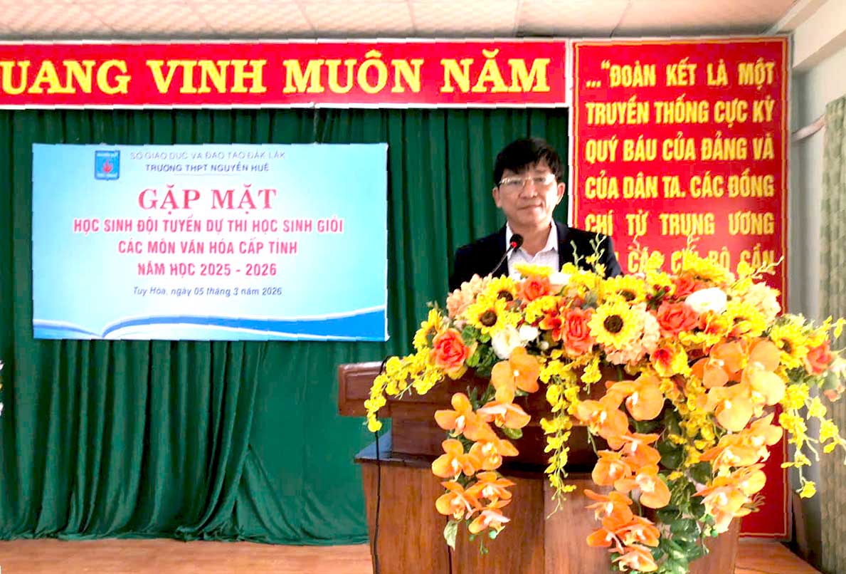 TRƯỜNG THPT NGUYỄN HUỆ TIẾP LỬA CHO CÁC ĐỘI TUYỂN TRƯỚC KỲ THI HỌC SINH GIỎI CẤP TỈNH