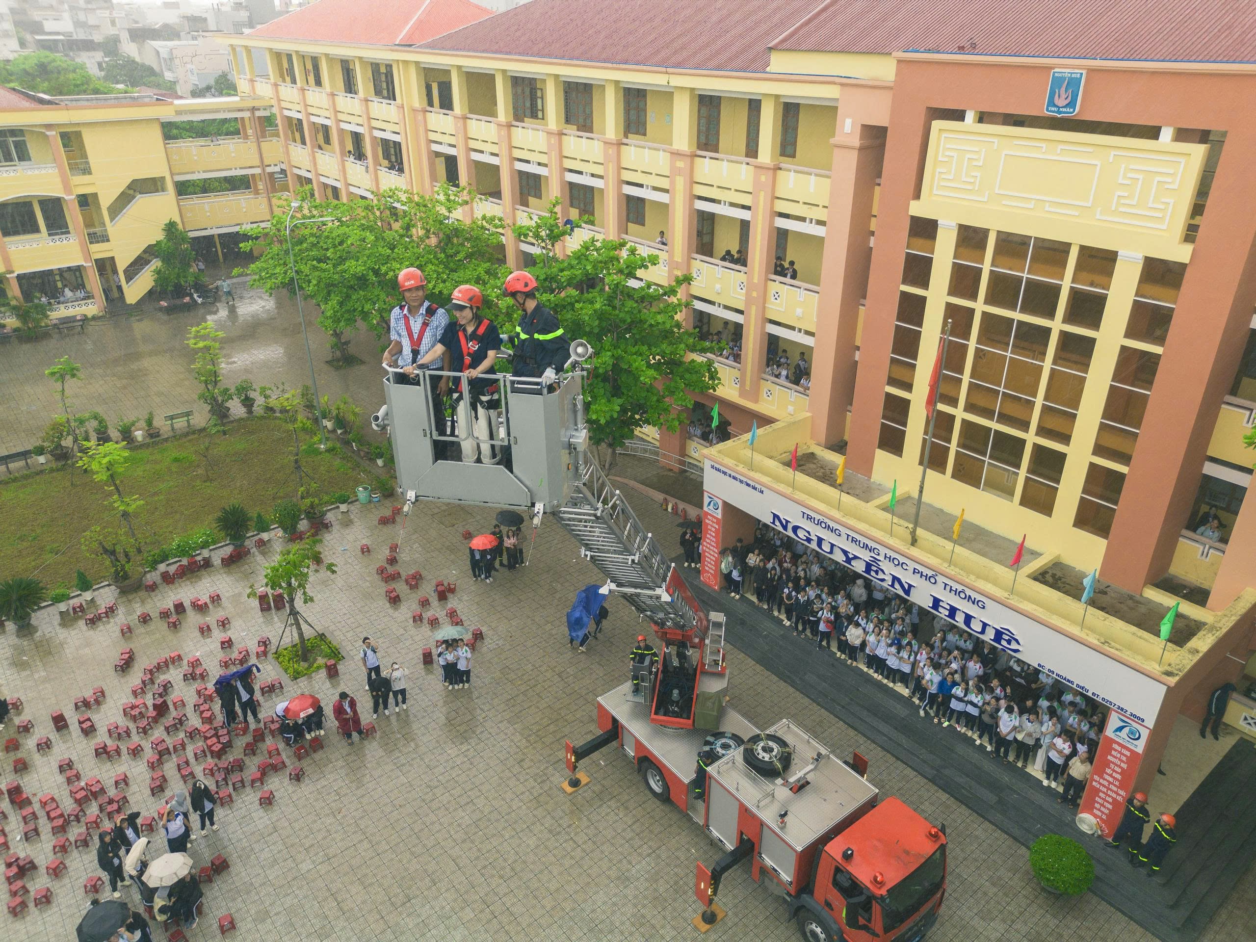 CHƯƠNG TRÌNH TRẢI NGHIỆM, THỰC HÀNH CHỮA CHÁY, CỨU NẠN, CỨU HỘ TẠI TRƯỜNG THPT NGUYỄN HUỆ