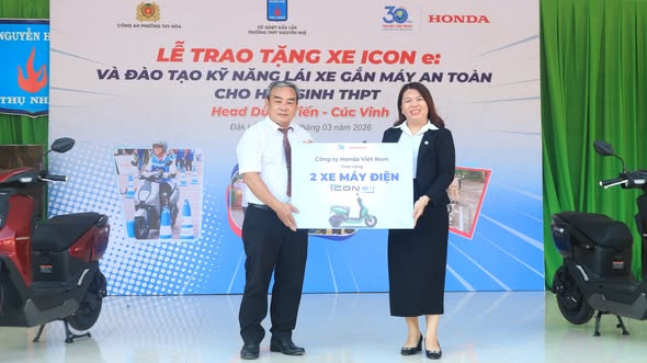 LỄ TRAO TẶNG XE ICON e & ĐÀO TẠO KỸ NĂNG LÁI XE GẮN MÁY AN TOÀN CHO HỌC SINH THPT TẠI TRƯỜNG THPT NGUYỄN HUỆ