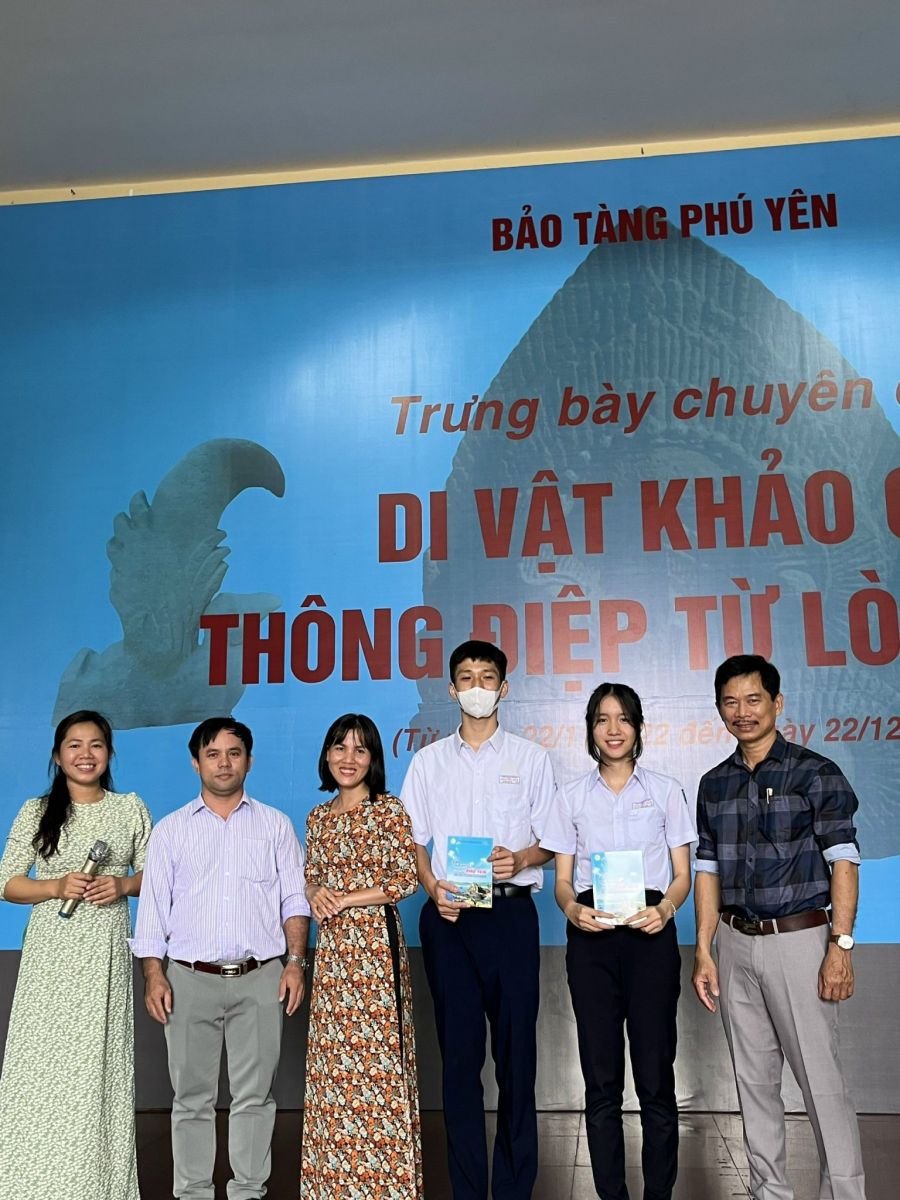 Tổ chức hoạt động trải nghiệm bằng hình thức tham quan học tập trong dạy học lịch sử.