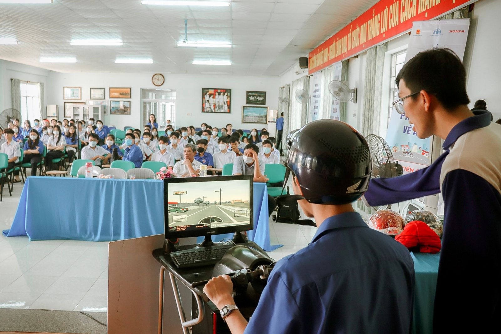 Tổ chức lễ phát động học sinh, sinh viên nghiêm chỉnh chấp hành pháp luật về an toàn giao thông năm học 2022 - 2023
